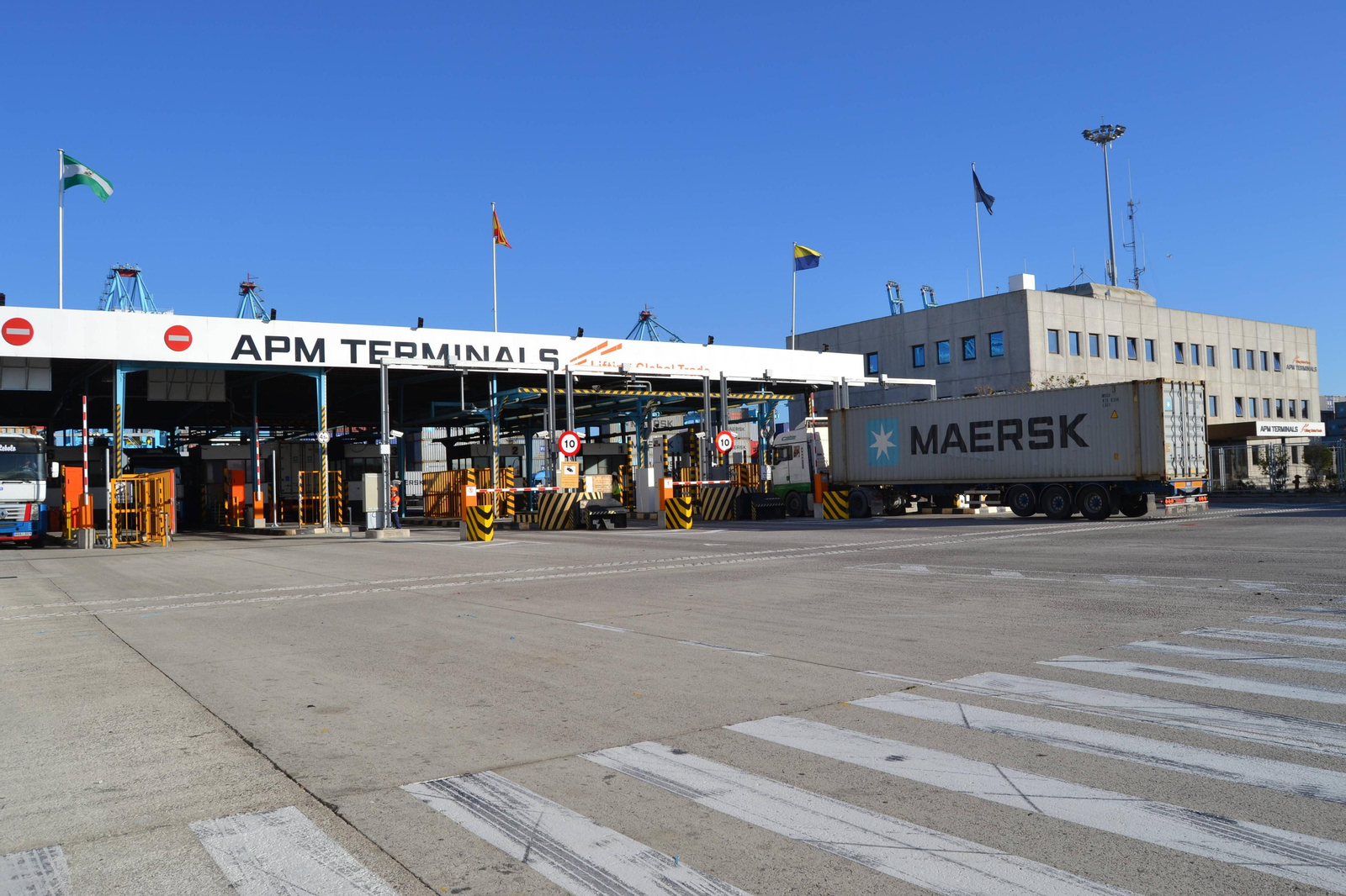 La entrada a la terminal de contenedores de APM Terminals Algeciras.