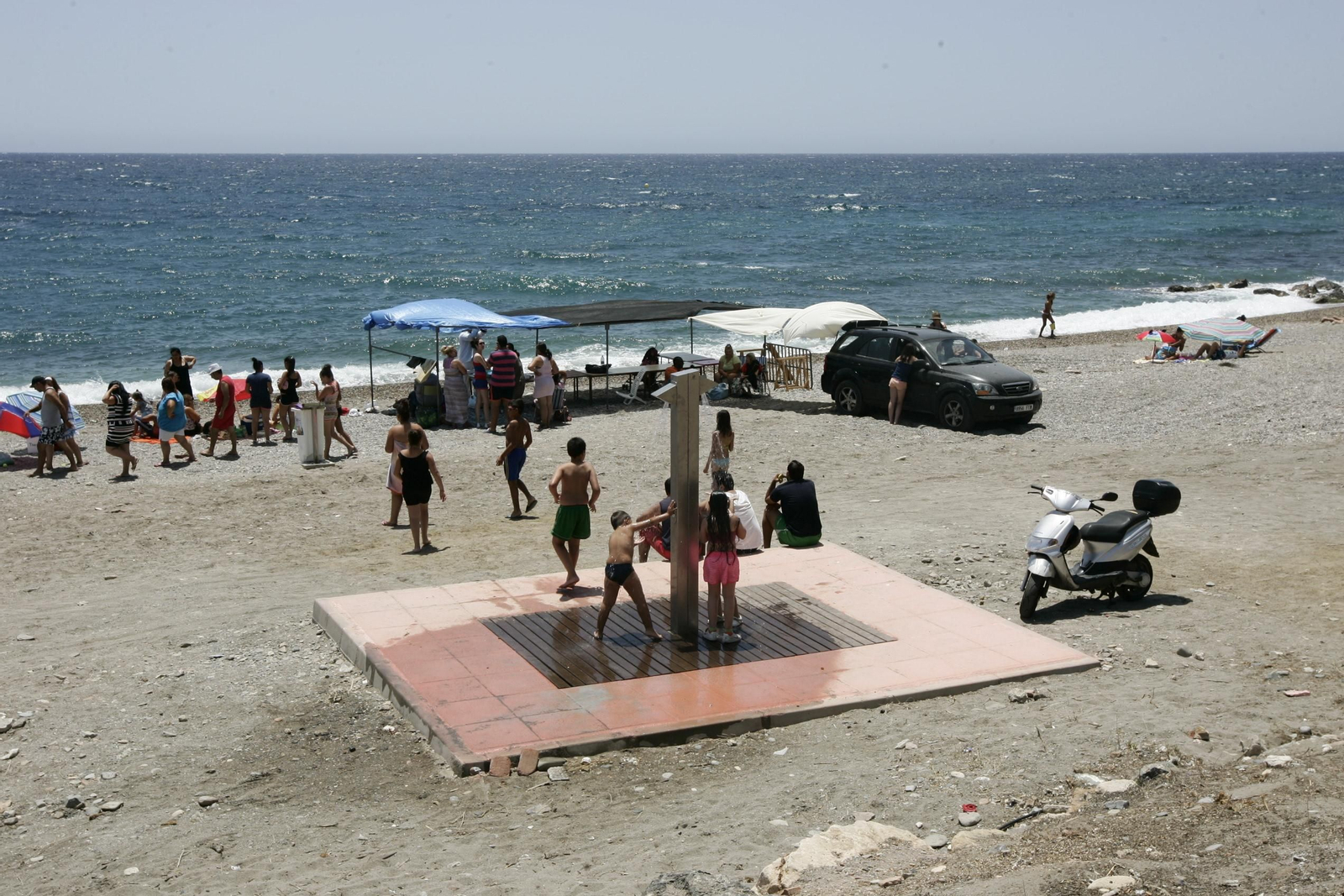 Ducha en la playa de Las Olas (Bayyana).