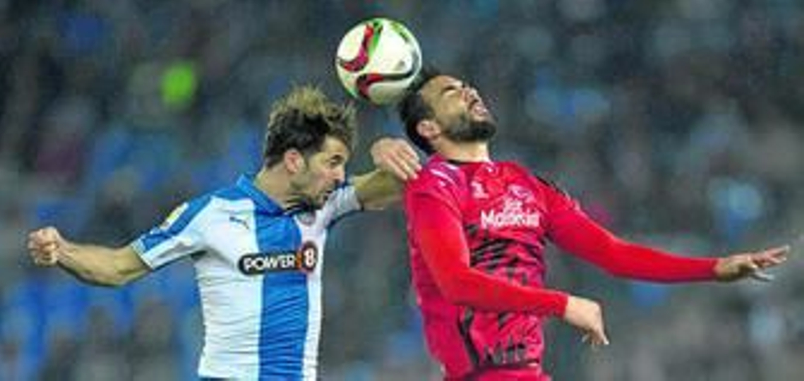 Iborra peina hacia atrás un balón aéreo con la presión de Víctor Sánchez en el salto.