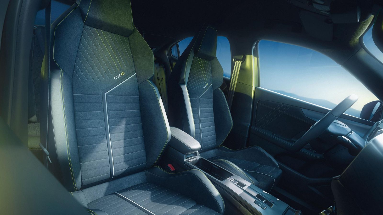 Para el tapizado del interior, tanto asientos como puertas, se emplea Alcantara con costuras en amarillo.