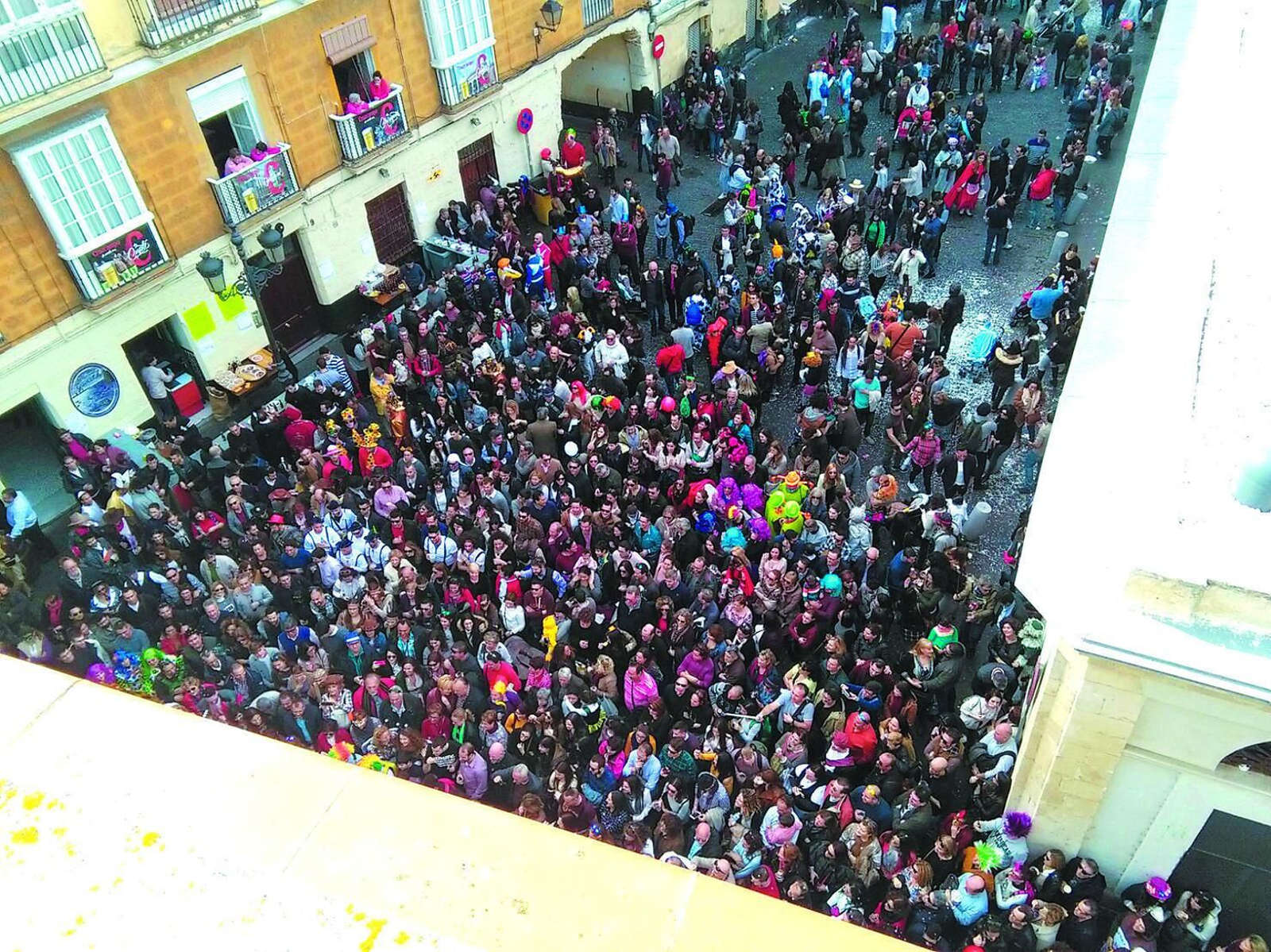 Personas congregadas en los Carnavales de 2016 en torno al mercado. A la izquierda, el bar Grimaldi.