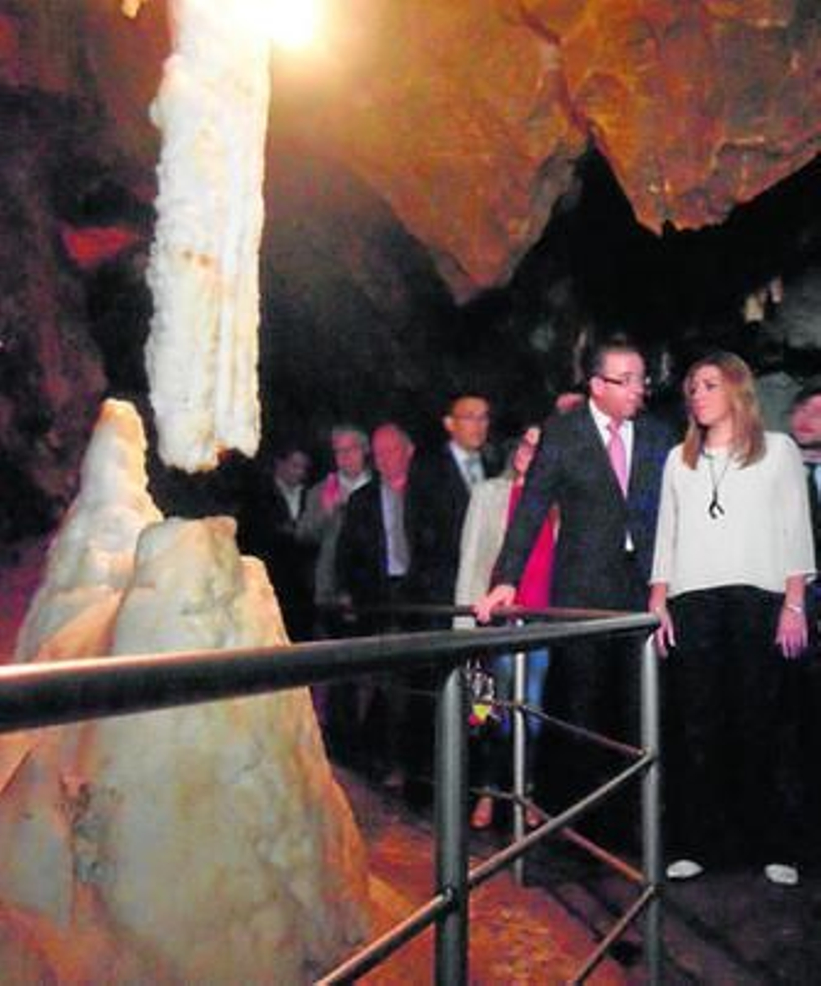 Susana Díaz junto a Manuel Guerra, en el interior de la Gruta de las Maravillas.