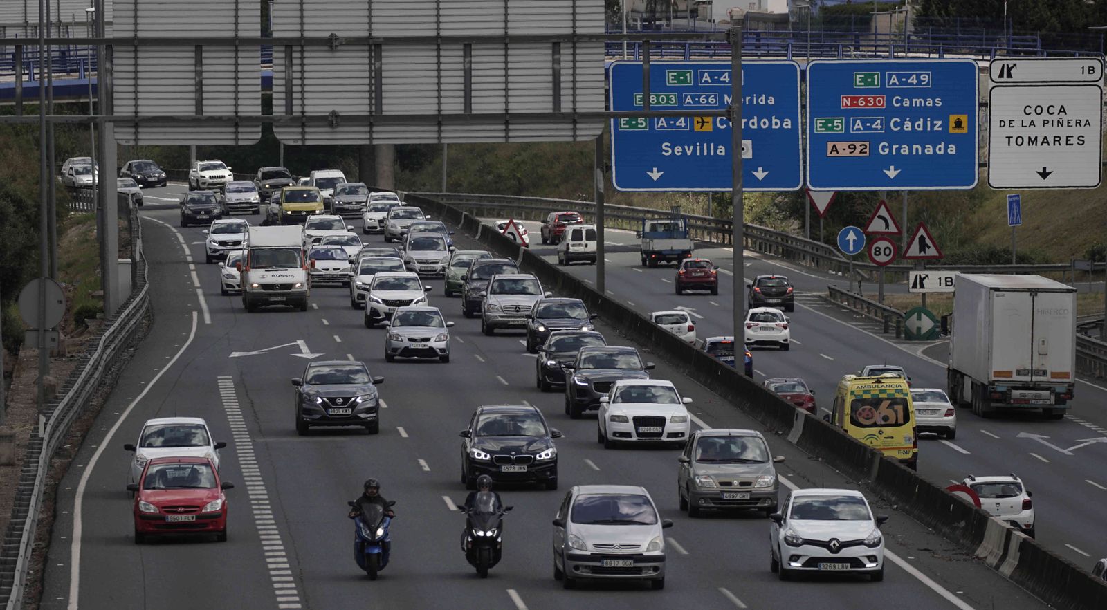 Circulación de vehículos por la A-49, este viernes, en dirección hacia Huelva.