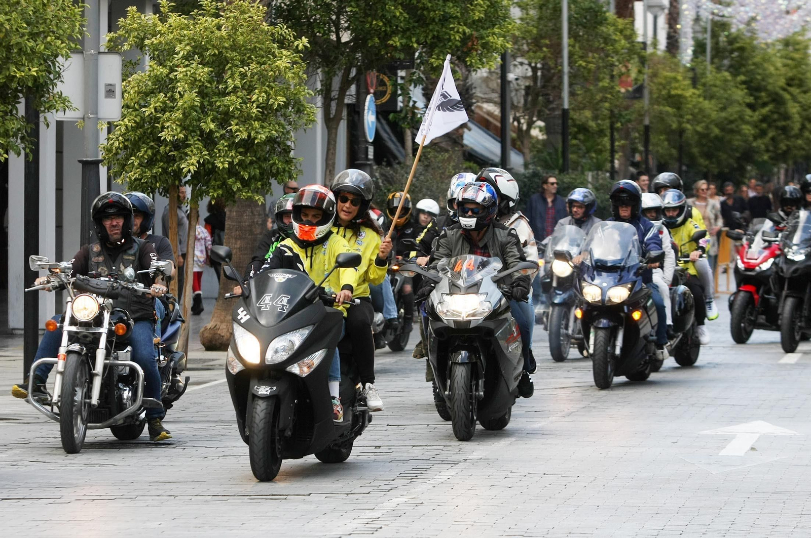 Imágenes de la concentración motera en memoria de Hugo Millán por las calles de Huelva
