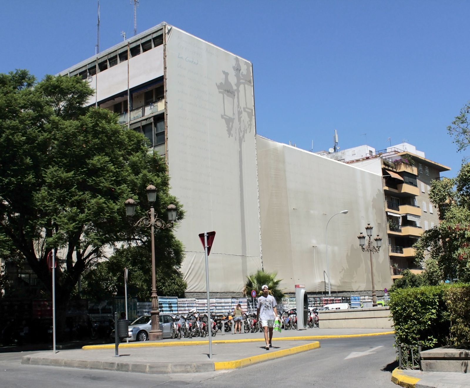 El edificio de la antigua comisaría de la Gavidia, entoldado y oculto.