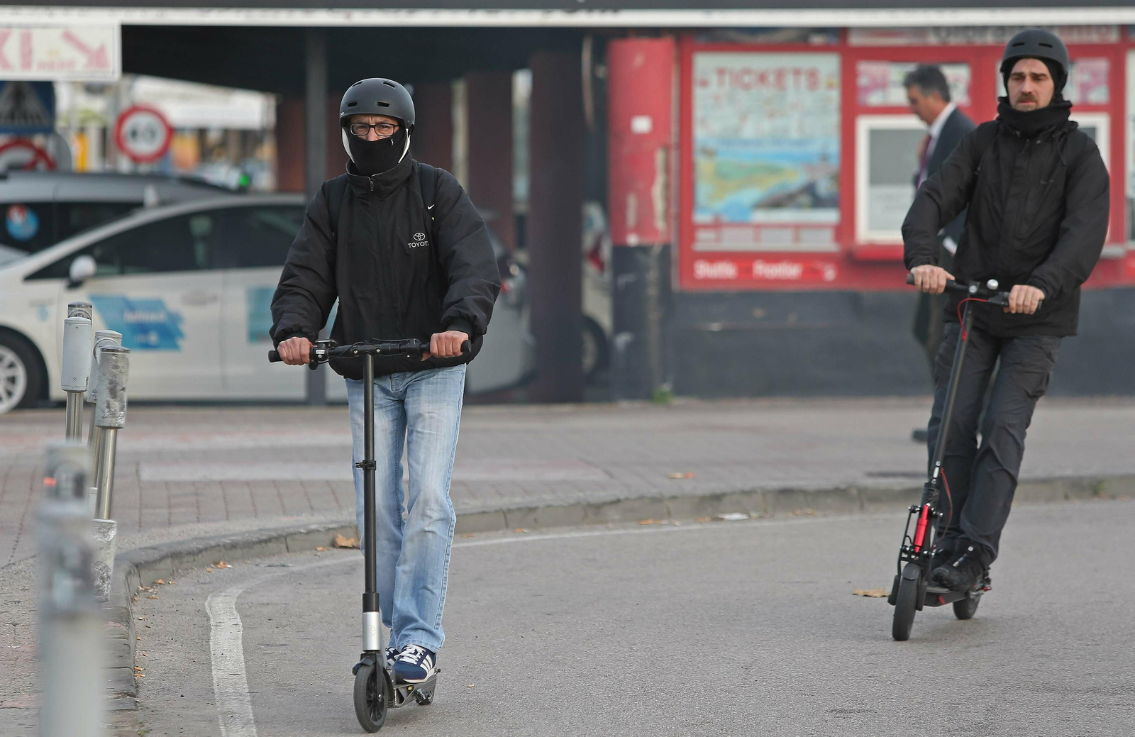 Dos personas circulan con patinetes eléctricos por La Línea.