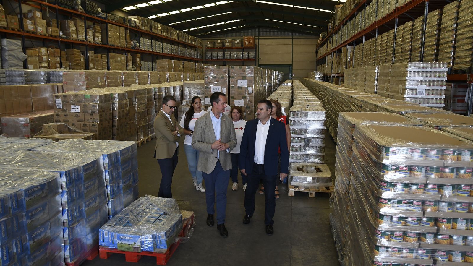 El subdelegado del Gobierno de España en Almería, José María Martín (i), junto al presidente de Cruz Roja en Almería, Antonio Alastrué (d), durante la visita al centro logístico de Cruz Roja en la capital almeriense.