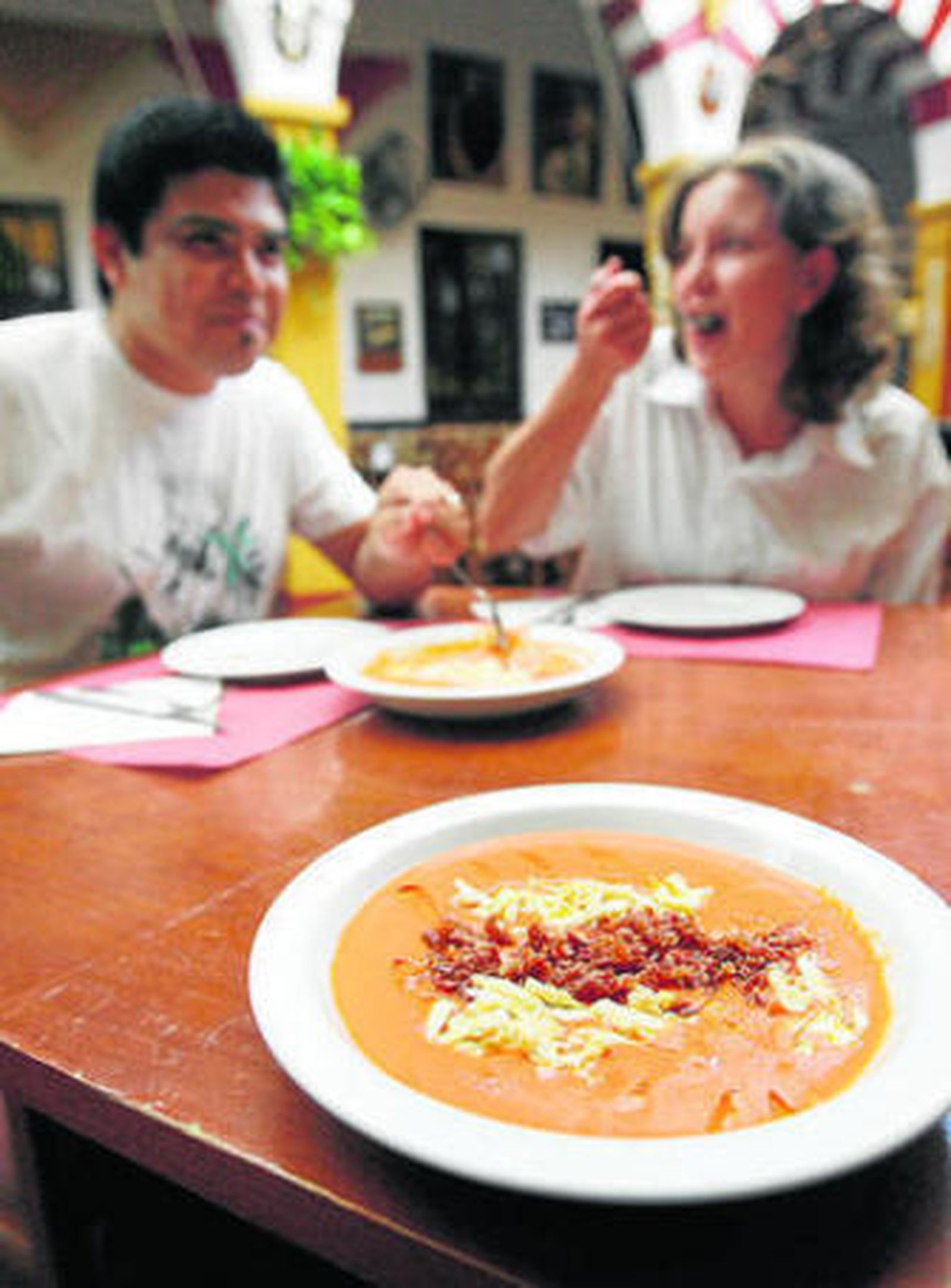 Cordobeses disfrutan de un plato de salmorejo.