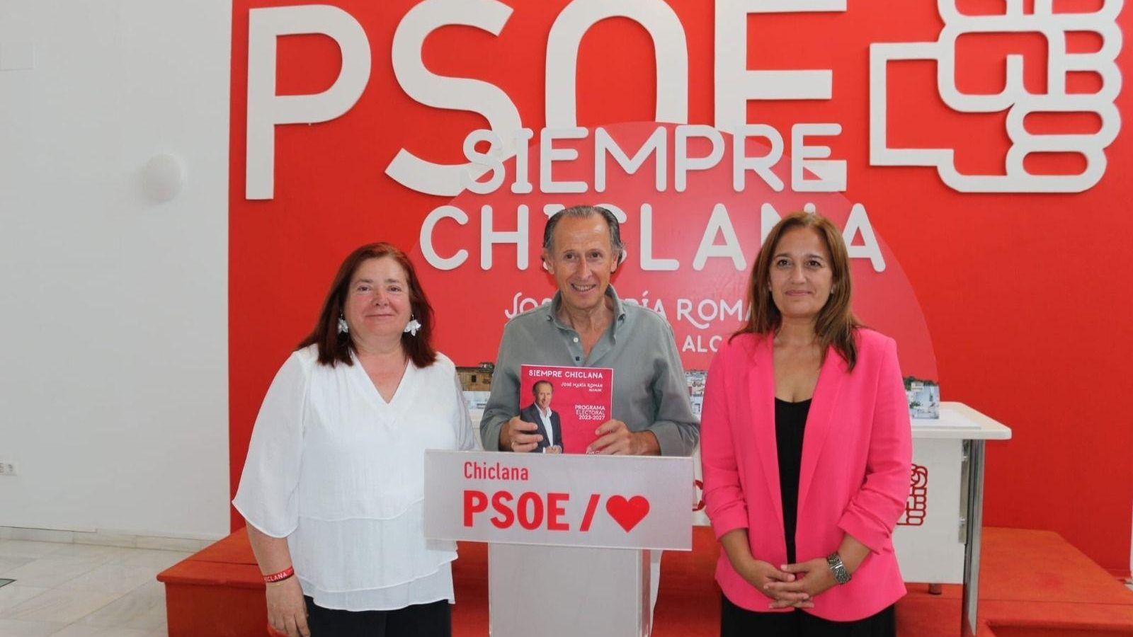 El alcalde de Chiclana, José María Román, compareció en rueda de prensa junto a la secretaria general del PSOE de Chiclana, Cándida Verdier, y a la número 2 en la candidatura socialista a las elecciones municipales celebradas este domingo, Ana González.