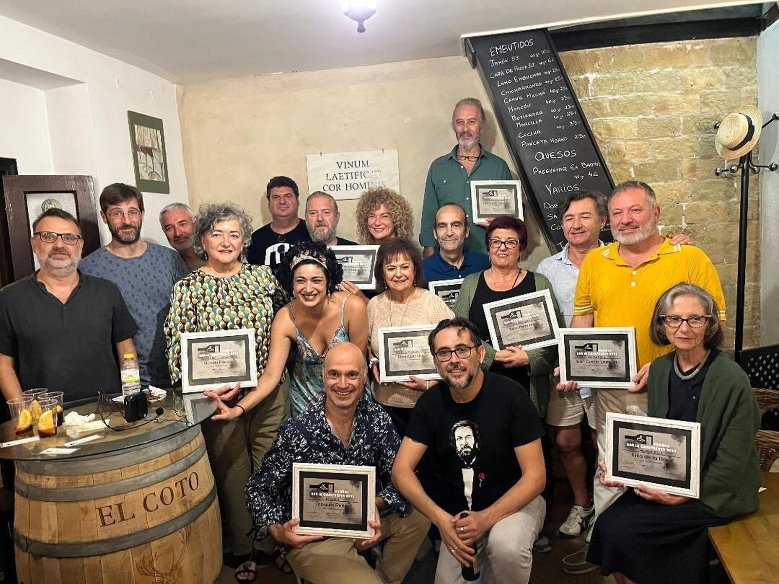 Luisa Barrios y José Manuel Serrano Cueto, con el grupo de premiados tras finalizar la sesión. Entre ellos, Manolo Camacho, Marcela Passerini, Belén Pérez Daza, Joaquín Perles, Juan García Larrondo y Juan Benítez.