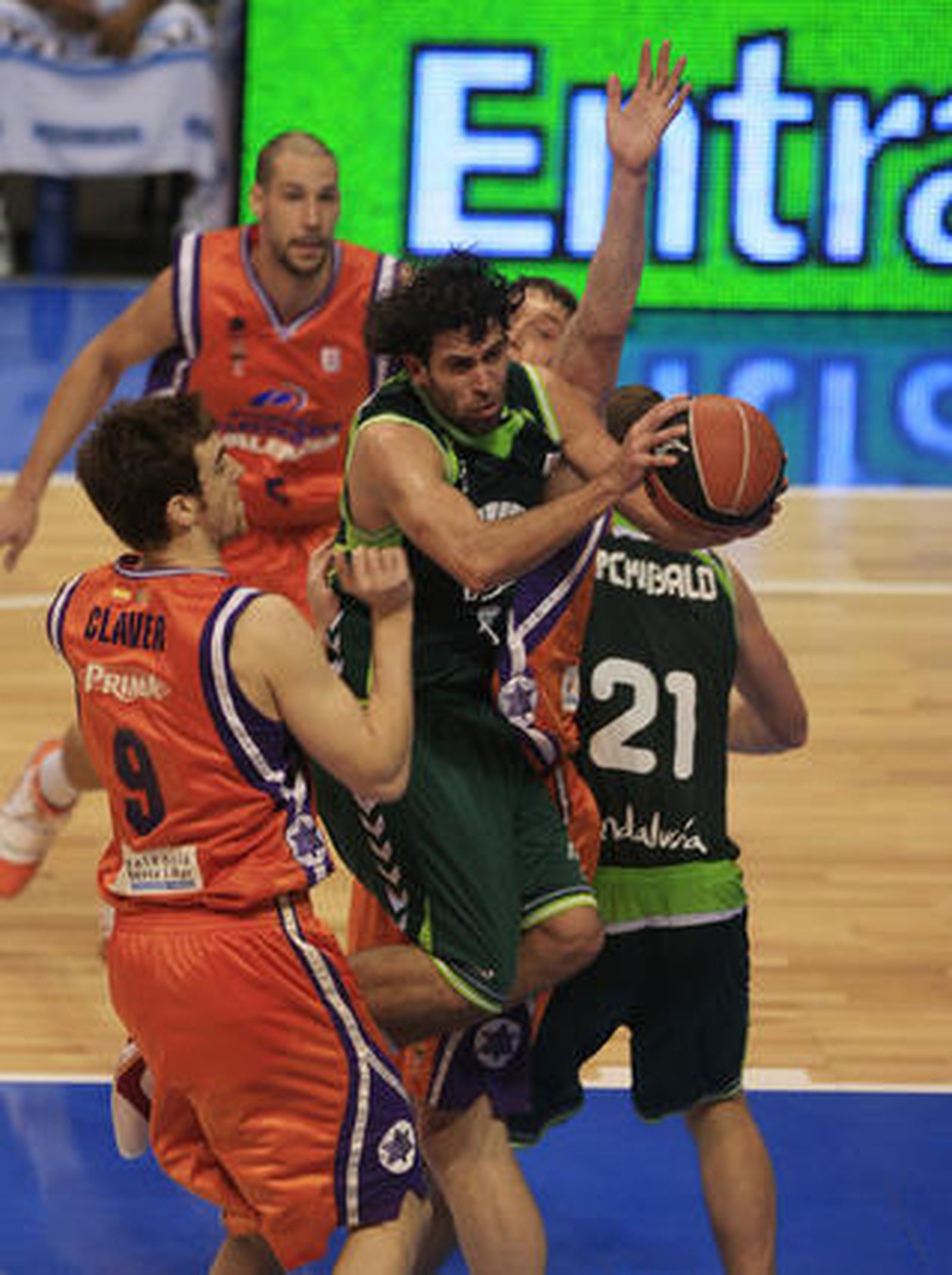 El Unicaja pierde contra el Power Electronics (64-70) y se aleja de la Copa del Rey

Los de Aíto lo intentaron hasta el final, pero la precipitación y el mal día en los tiros decantaron el encuentro para los valencianos.

Foto: Sergio Camacho / Agencias