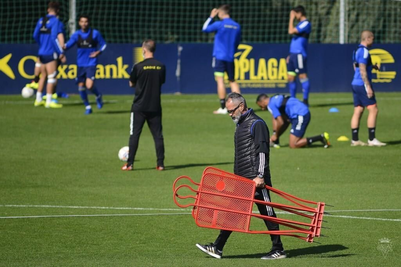 Cervera, con gesto pensativo, traslada una barrera portátil en el entreno de este miércoles.