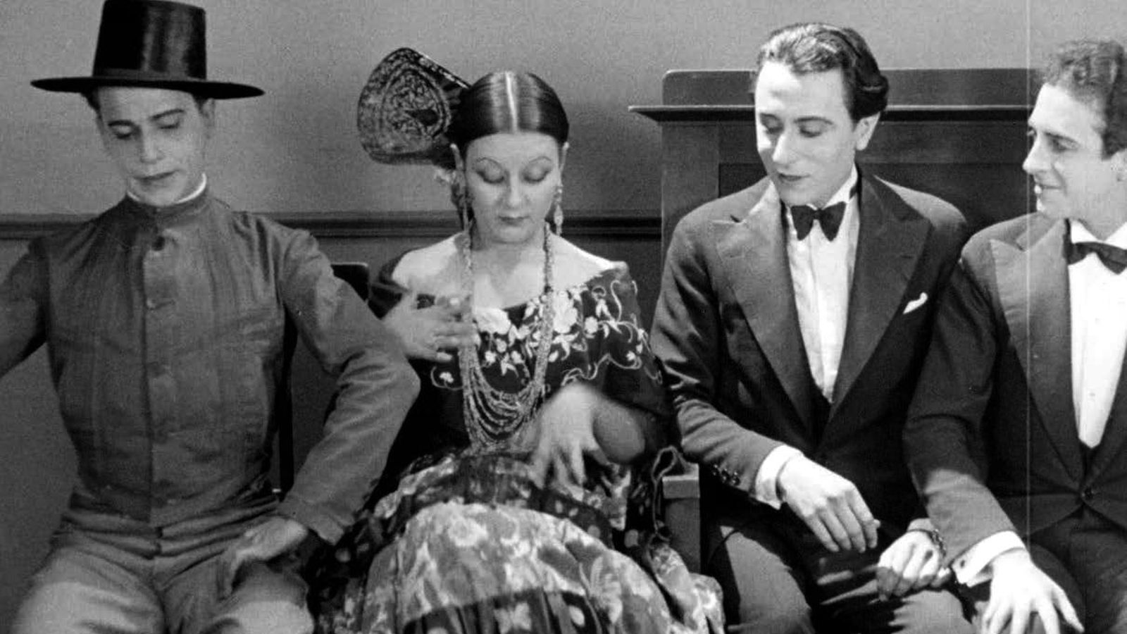 Parte del reparto del largometraje español "El misterio de la Puerta del Sol"