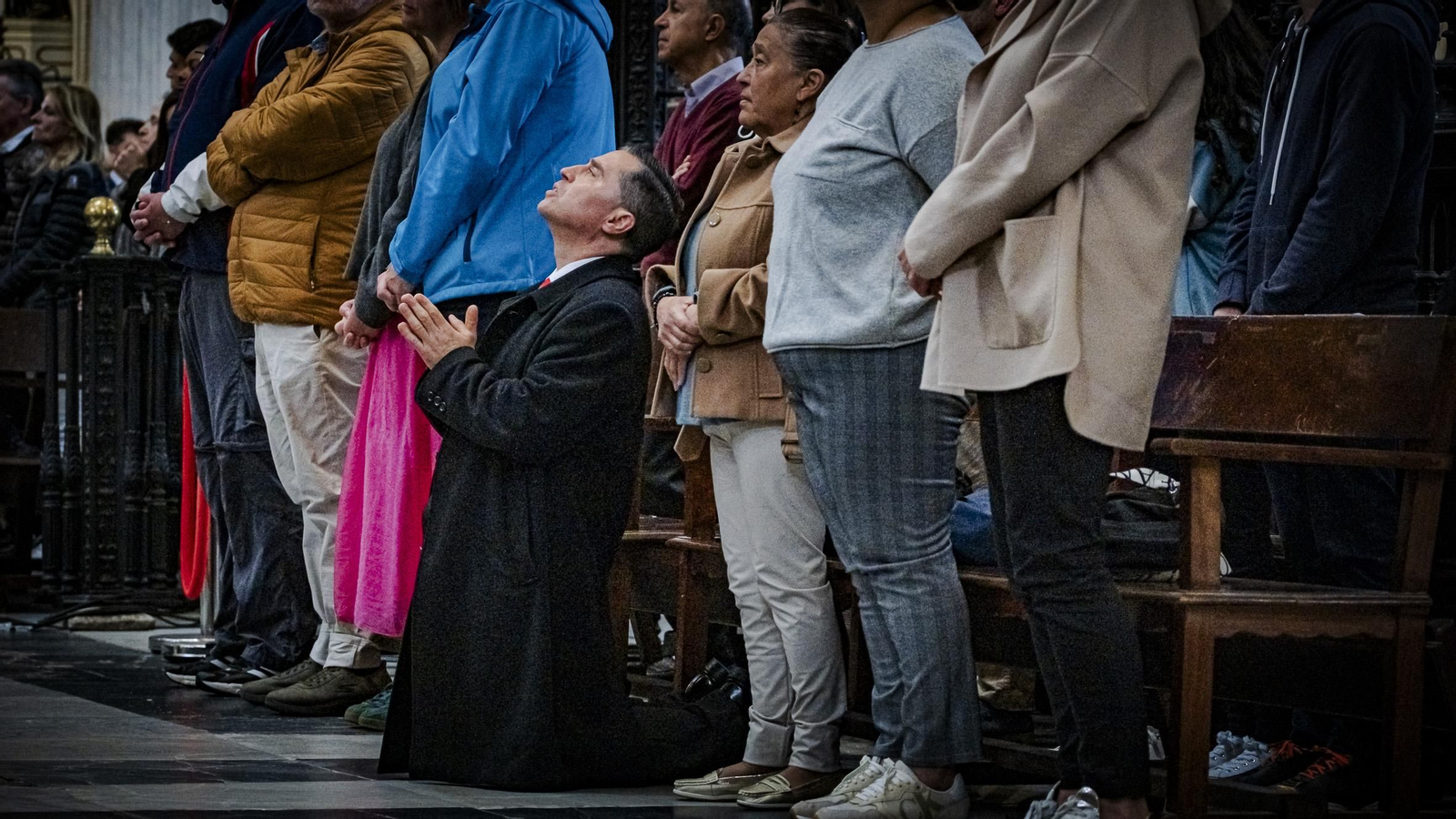 Las imágenes del Pontifical y salida del Resucitado de Catedral en la Semana Santa de Cádiz 2025