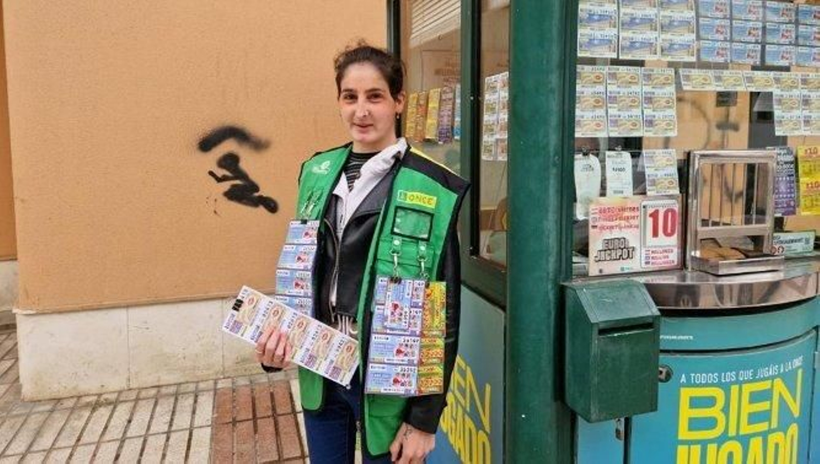 Celia Barba, la vendedora que ha repartido el premio en Sanlúcar. Celia Barba, la vendedora que ha repartido el premio en Sanlúcar.