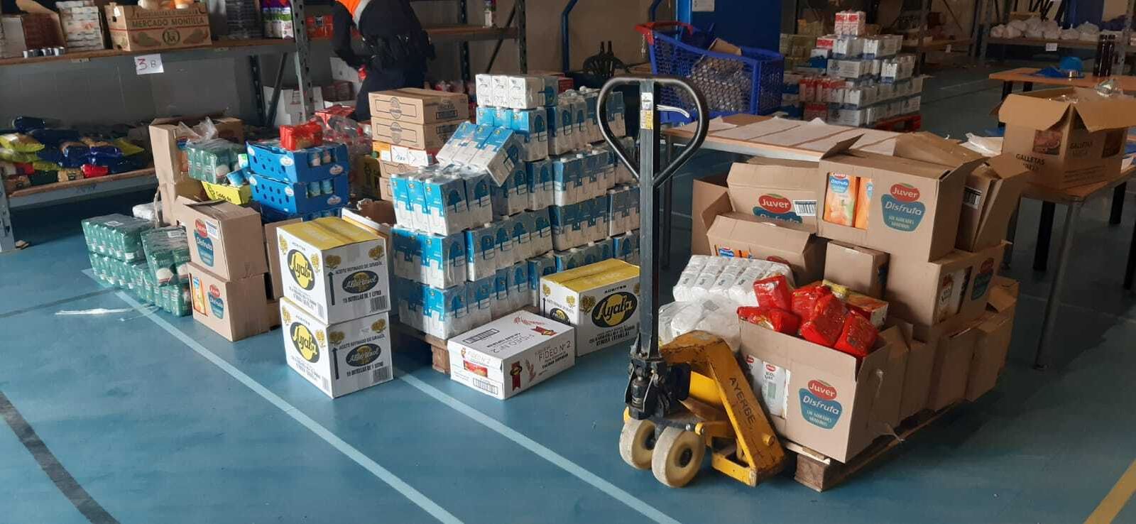 Alimentos donados por GICA Jerez en el polideportivo Kiko Narváez.