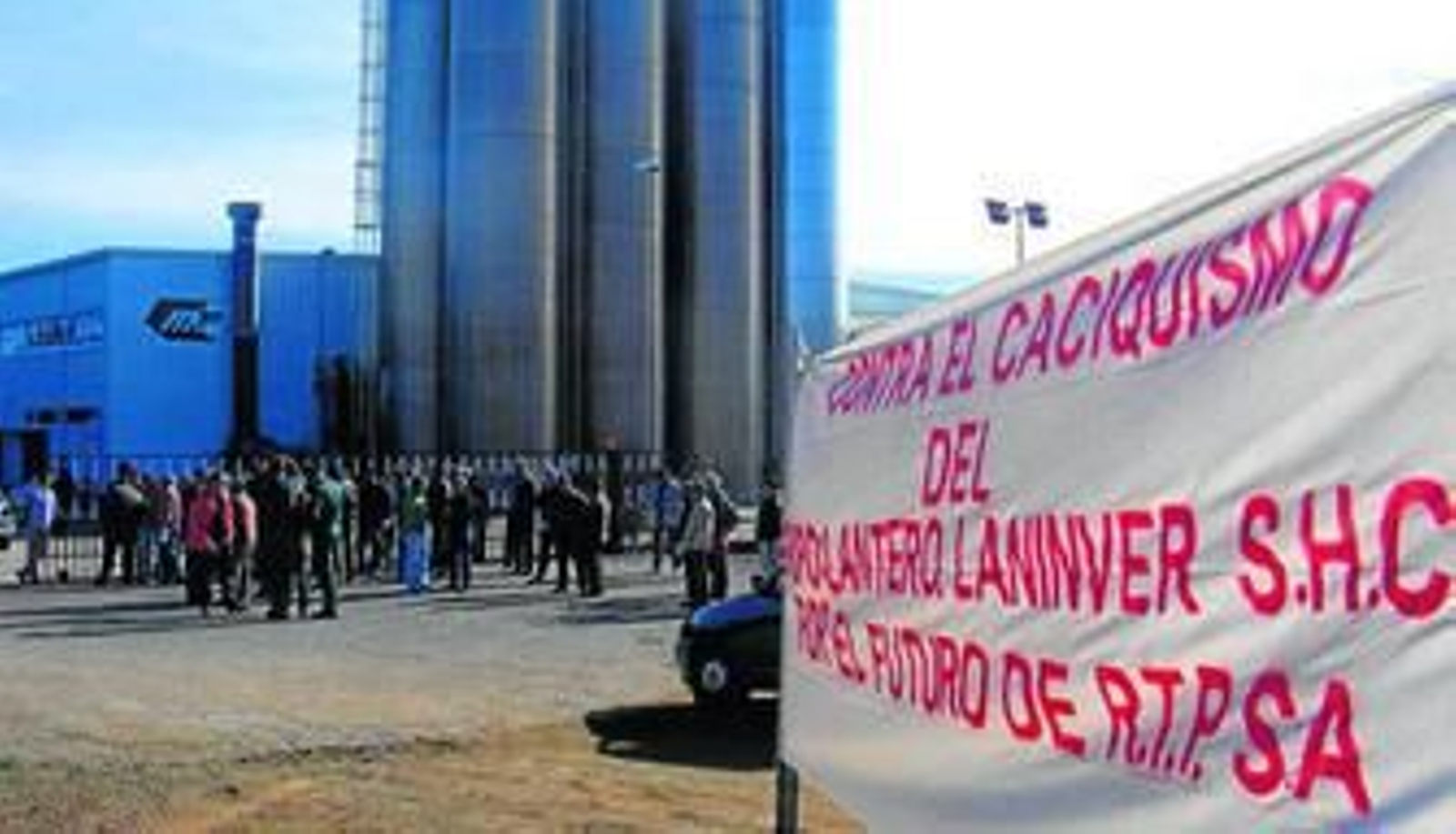 Trabajadores de Río Tinto Plásticos concentrados ayer en la factoría de la Cuenca Minera.