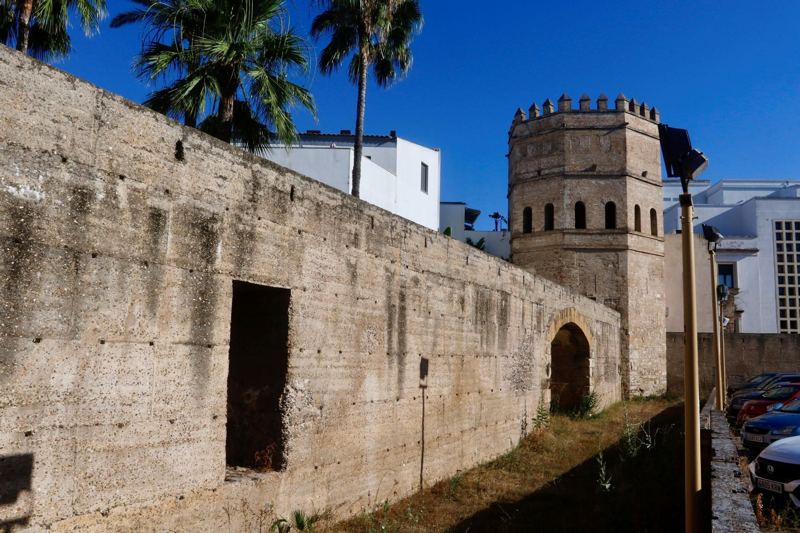 El tramo de muralla que conecta con la torre almohade.