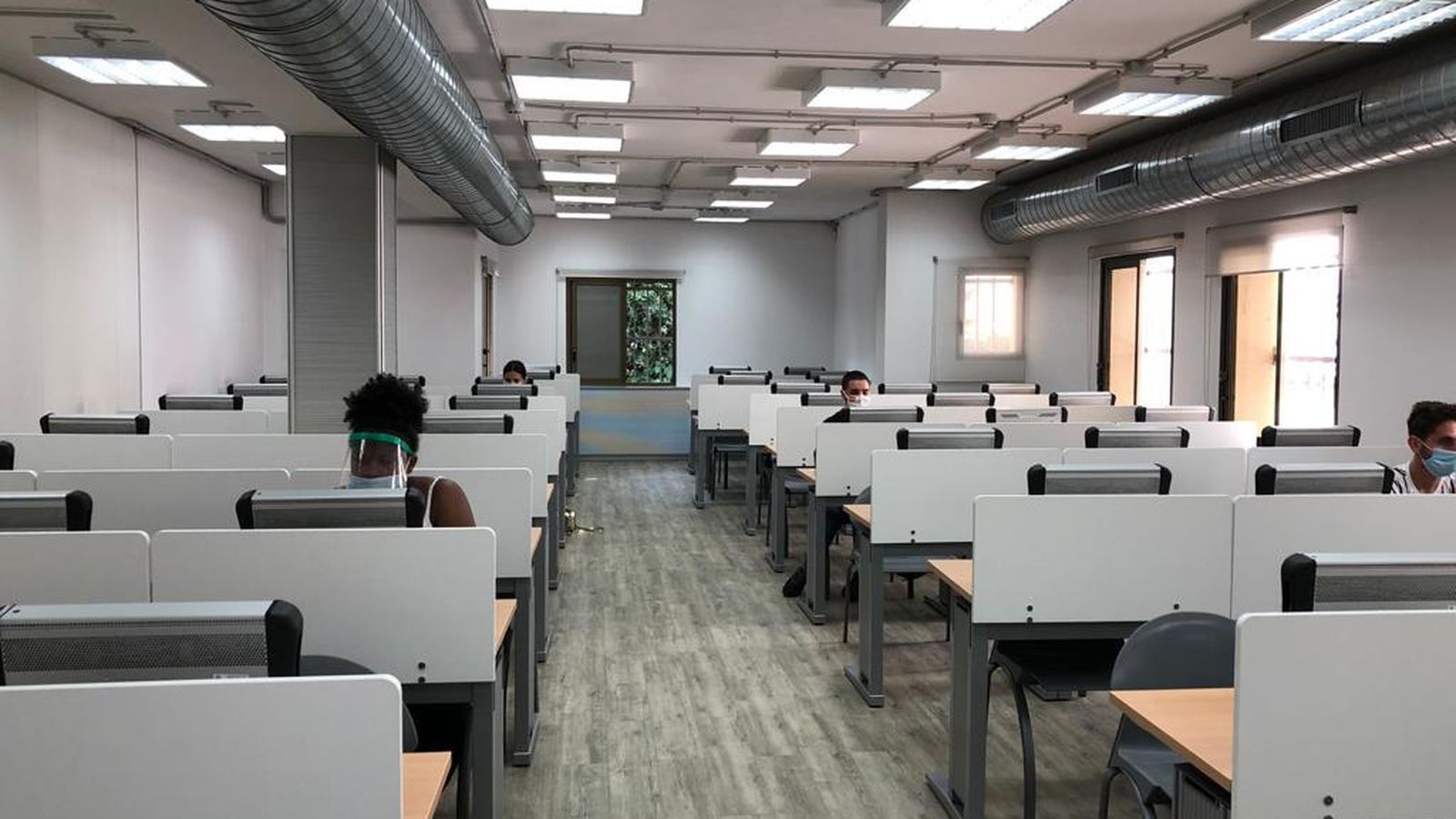 Mamparas y medidas de protección en las oficinas de la Jefatura de Tráfico en Sevilla.