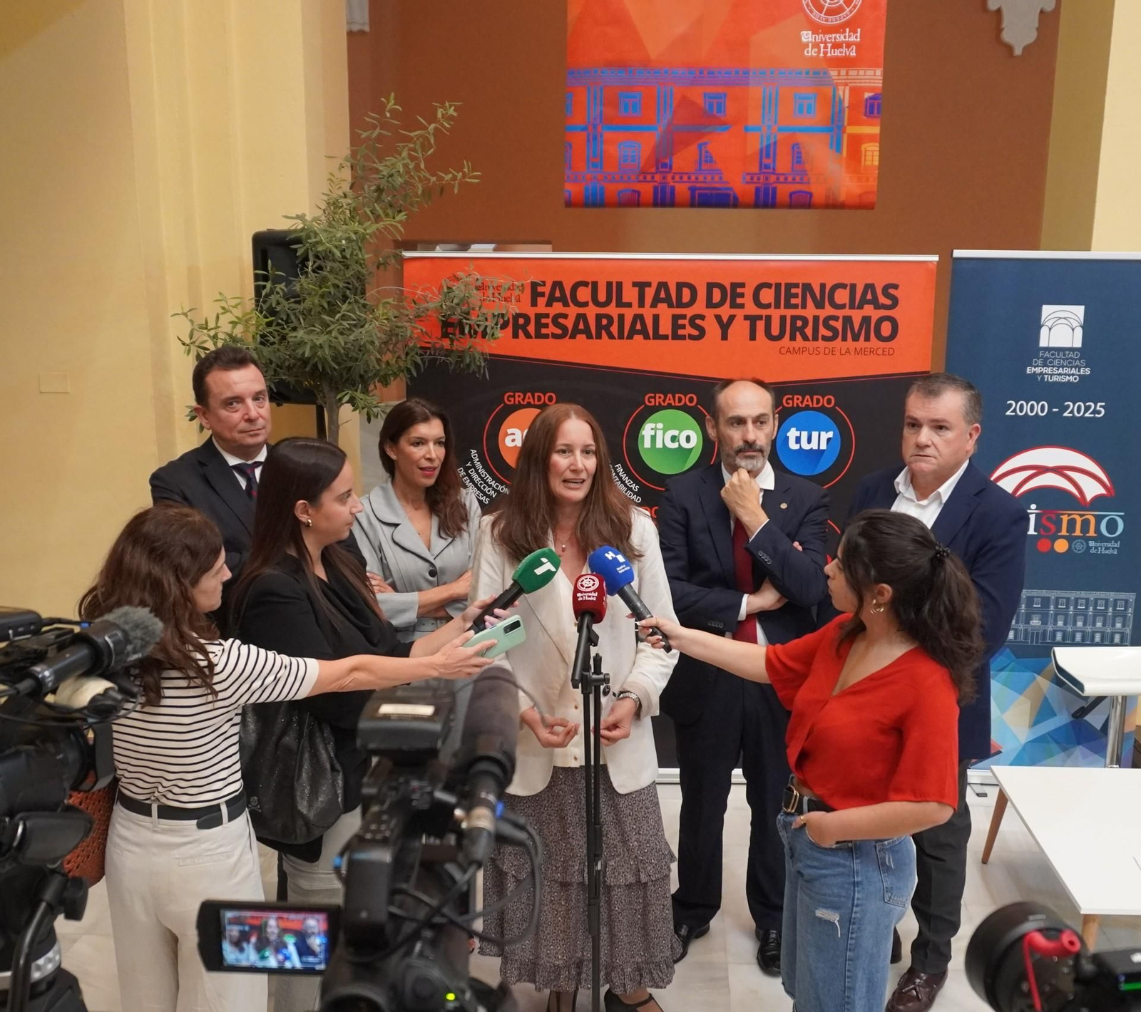 La decana de la Facultad de Empresariales atiende a los medios de comunicación