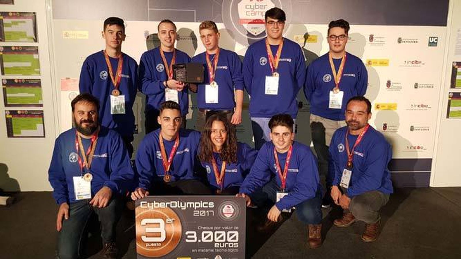 Foto de familia de los premiados.