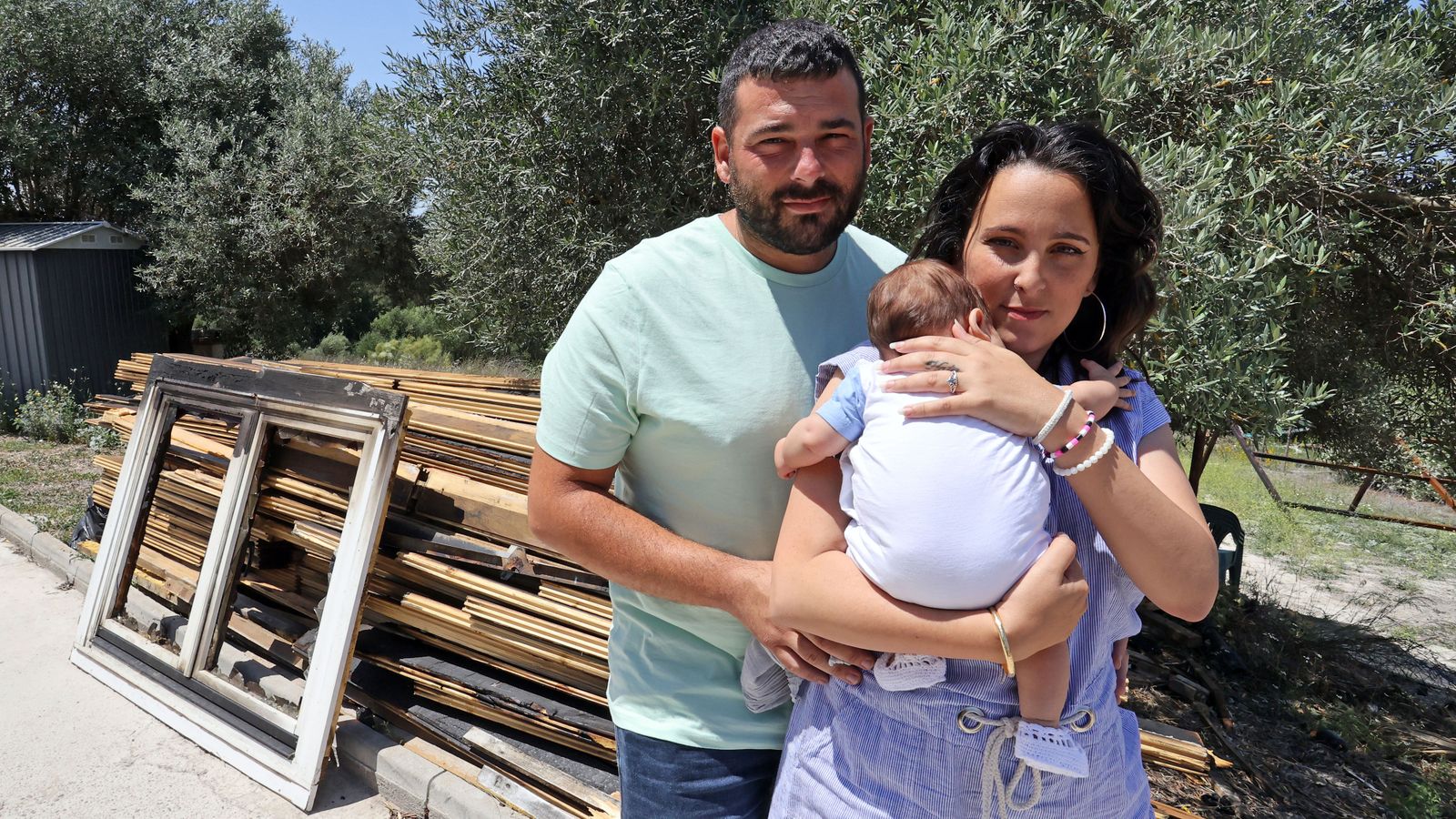 Samuel y Carolina, con Liam en brazos, junto a los restos de la que hasta hace pocos días fue su casa.