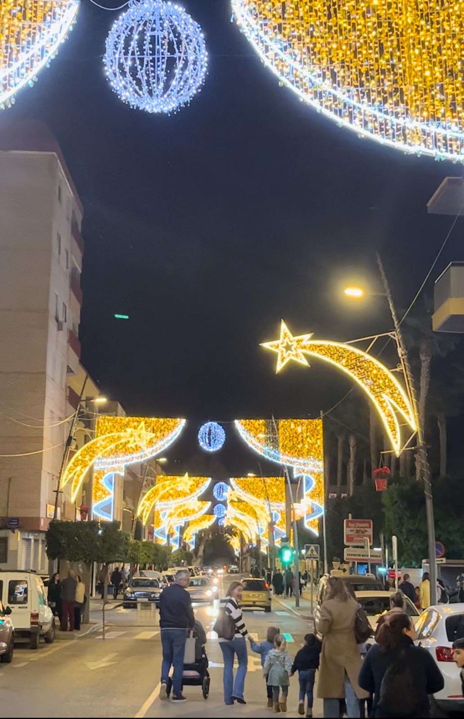 Cuevas ya ha encendido su Navidad.
