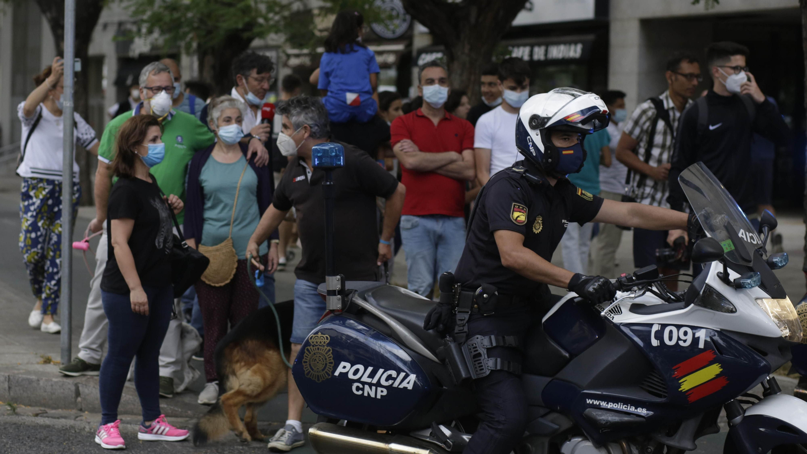 Mucha  presencia policial en el entorno del Sanchez Pizjuán  durante el derbi