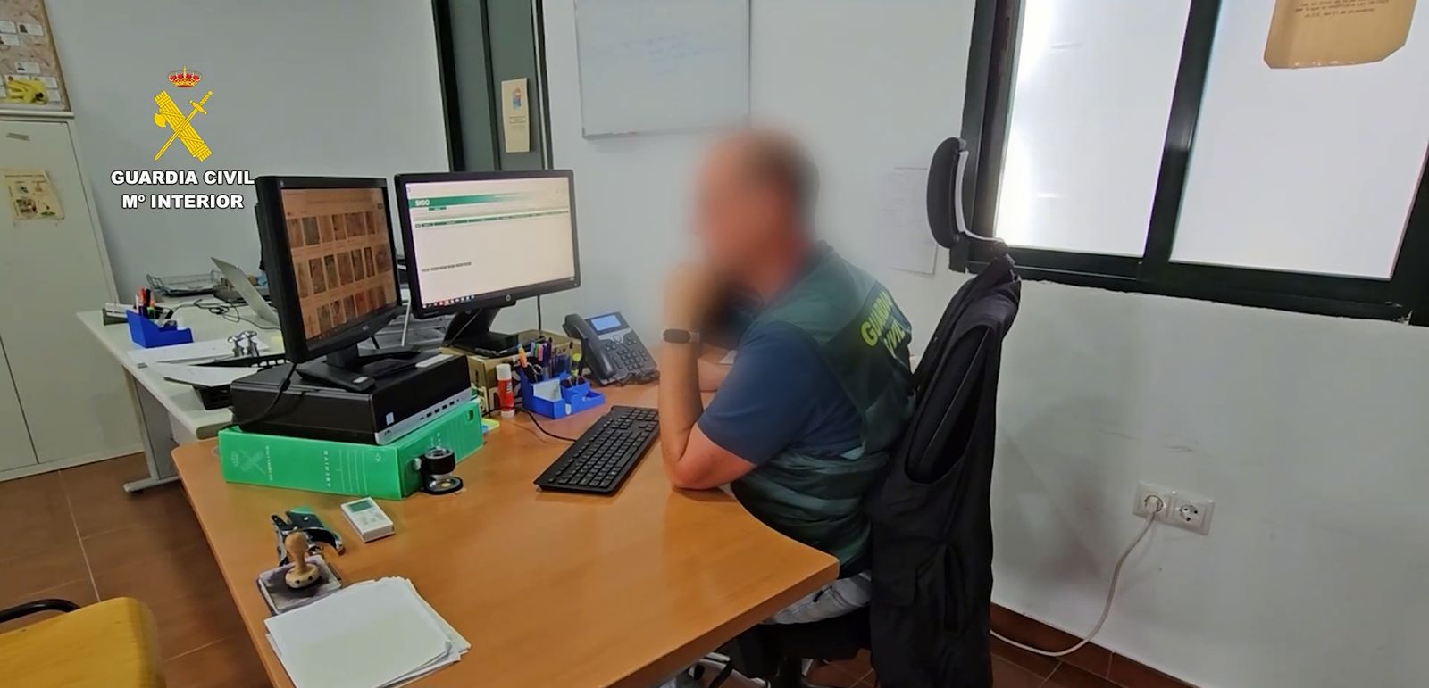 Un agente de la Guardia Civil trabajando con imágenes en un ordenador.