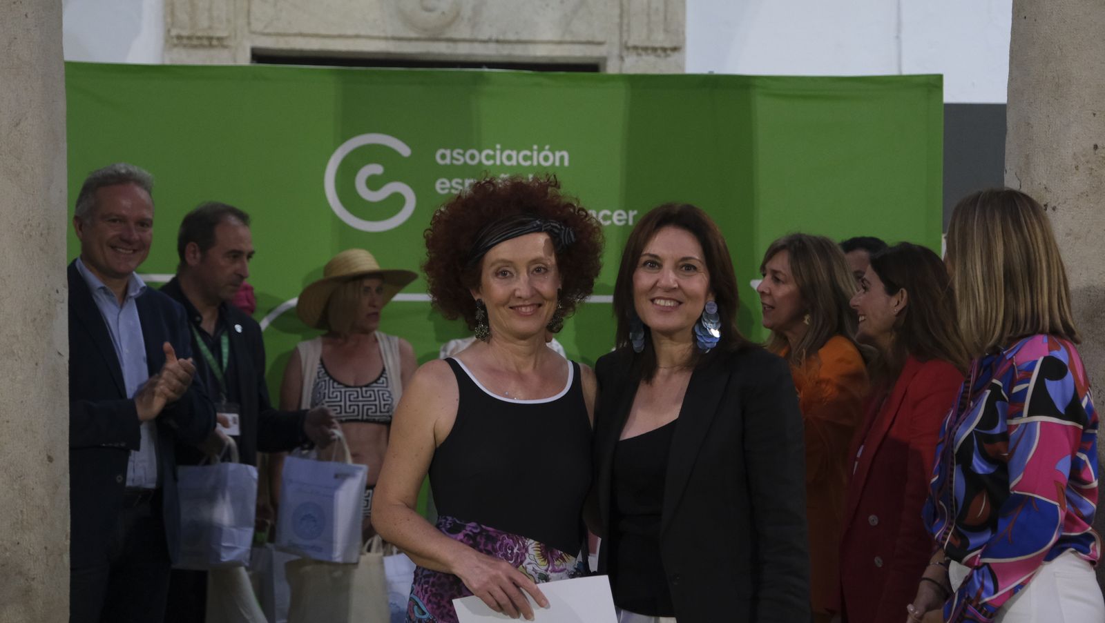 Imágenes del desfile benéfico contra el cáncer, en la Escuela de Artes de Almería