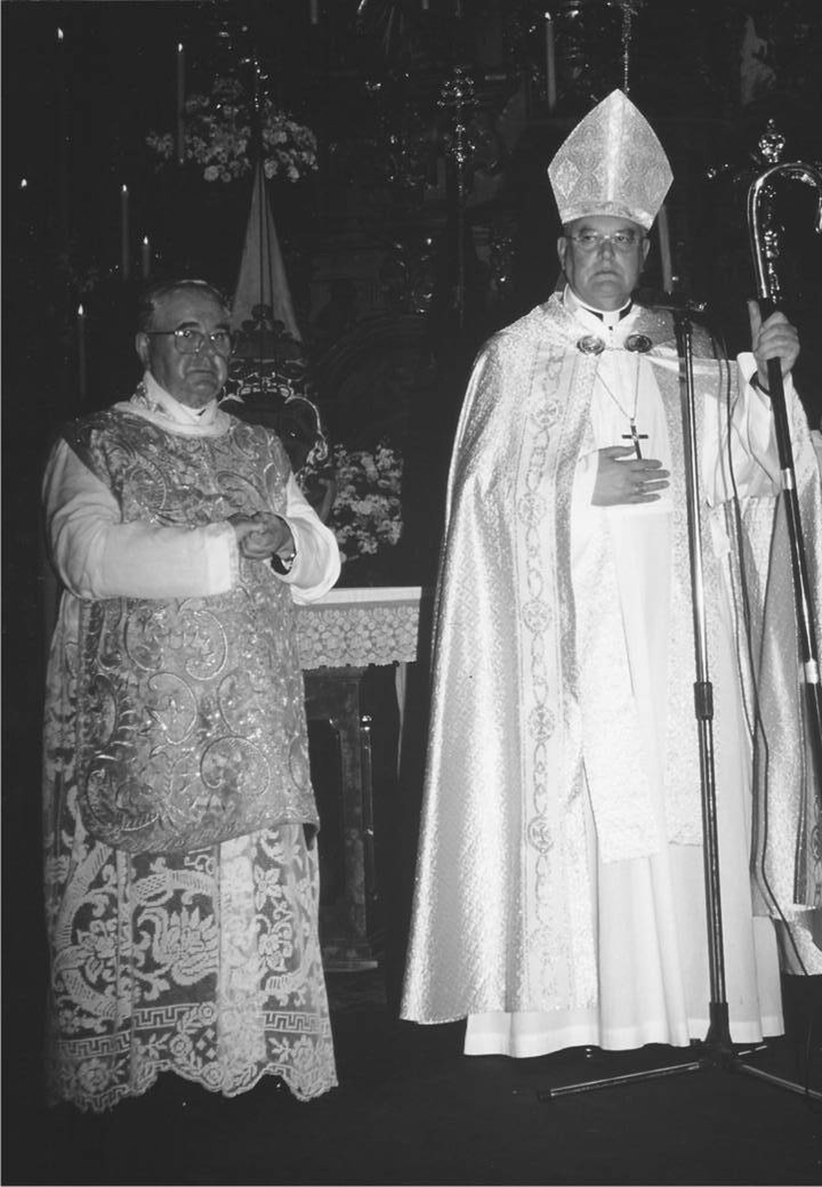 Antonio Dominguez Valverde, Deán de la Catedral, junto a Carlos Amigo Vallejo en 2001