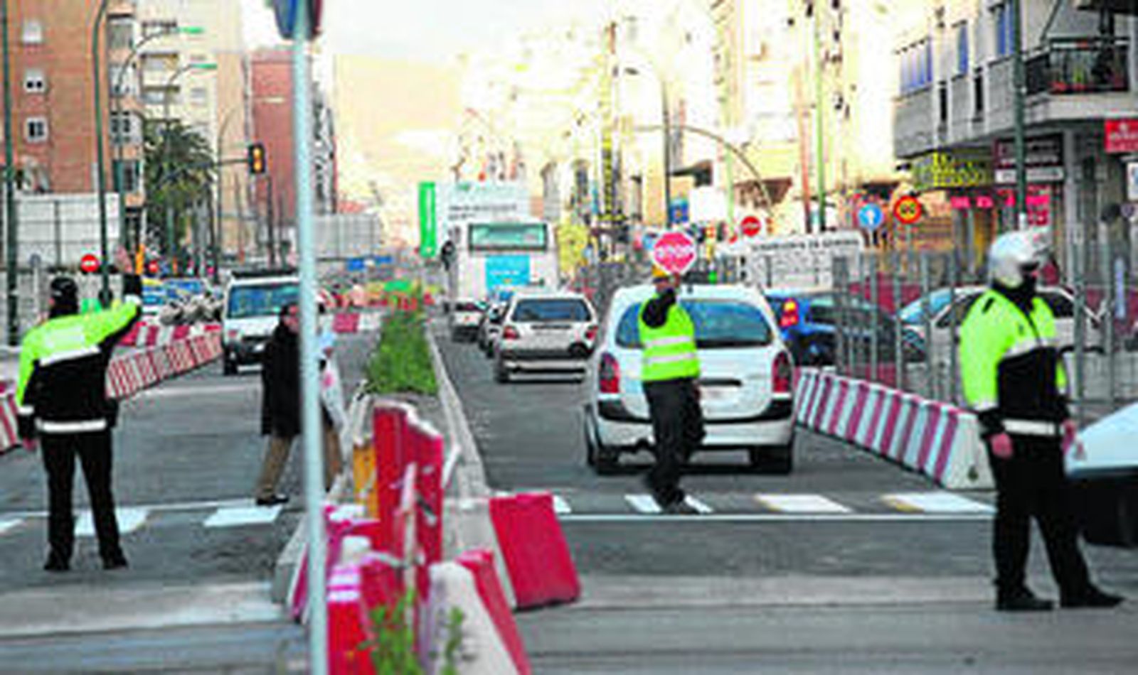 La Policía Local regula el tráfico en una zona de Carretera de Cádiz afectada por las obras del Metro.