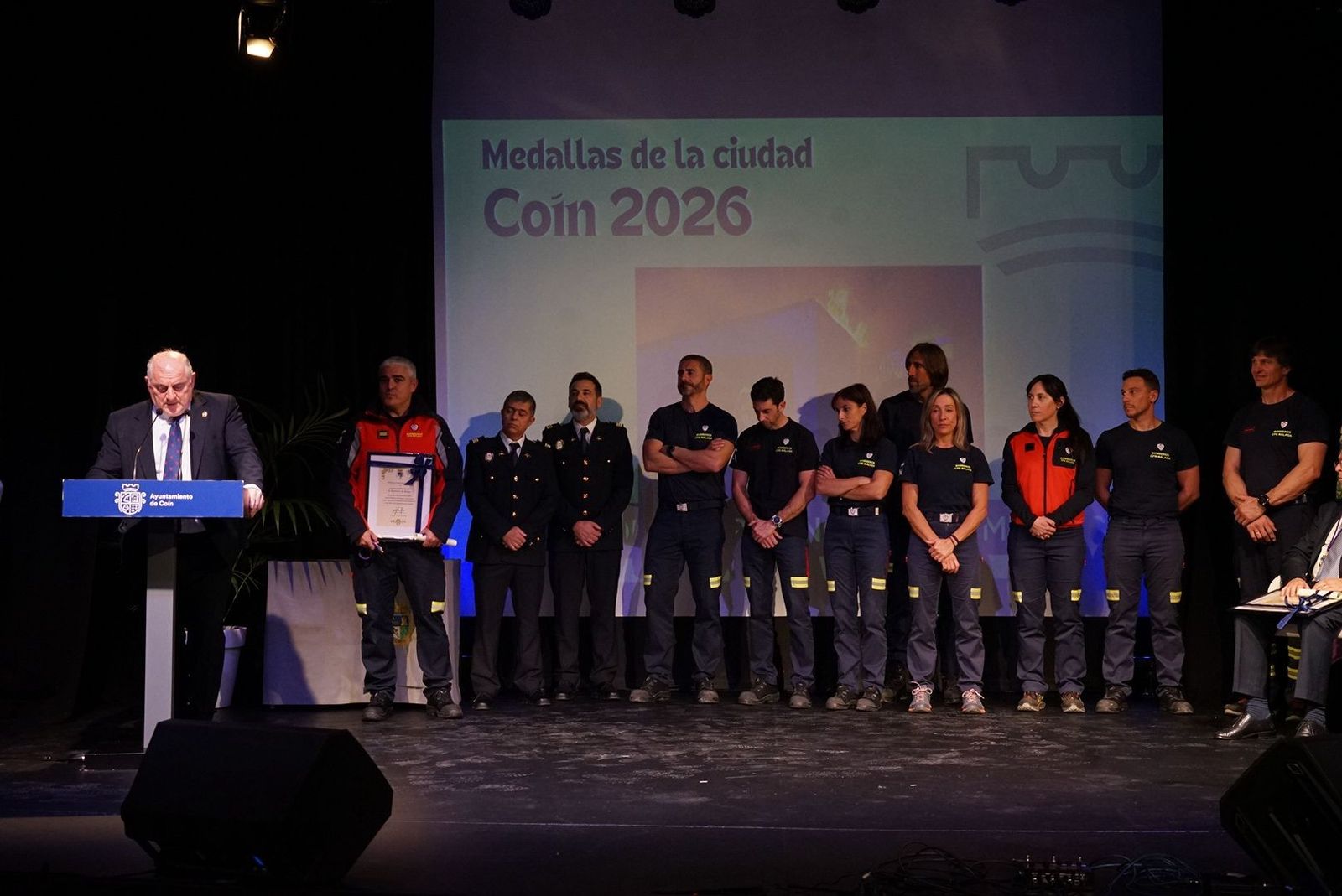 Marolejo en su discurso de agradecimiento, acompañado por bomberos del CPB.