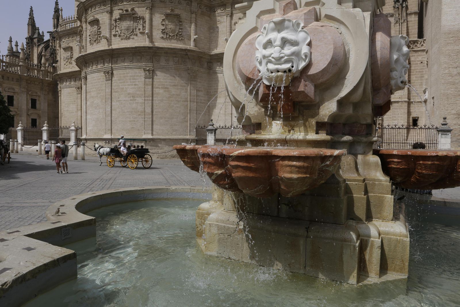 Detalle de la fuente-farola de la plaza de la Virgen de los Reyes.