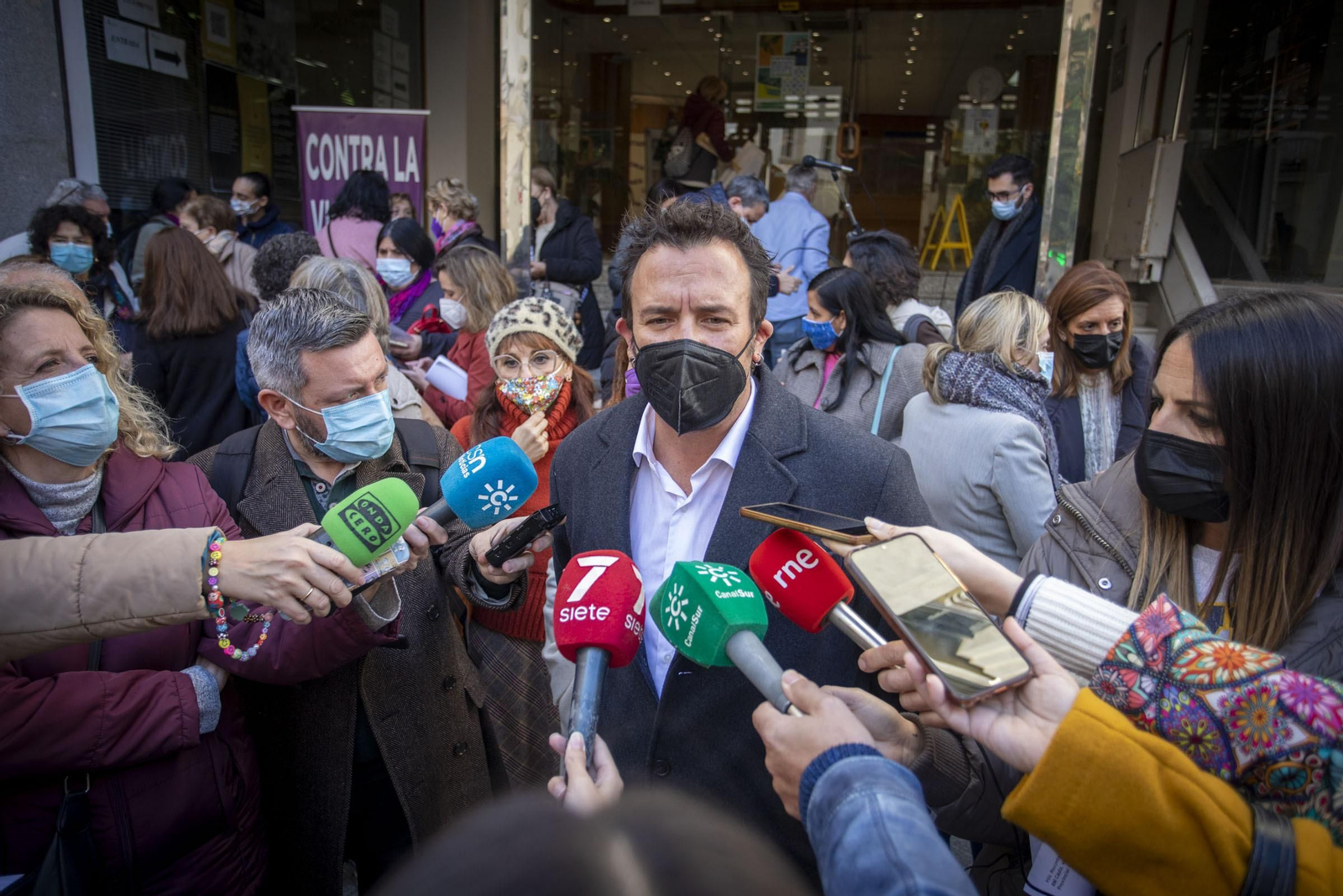 El alcalde de Cádiz, José María González, esta mañana al término de la concentración del 25-N.