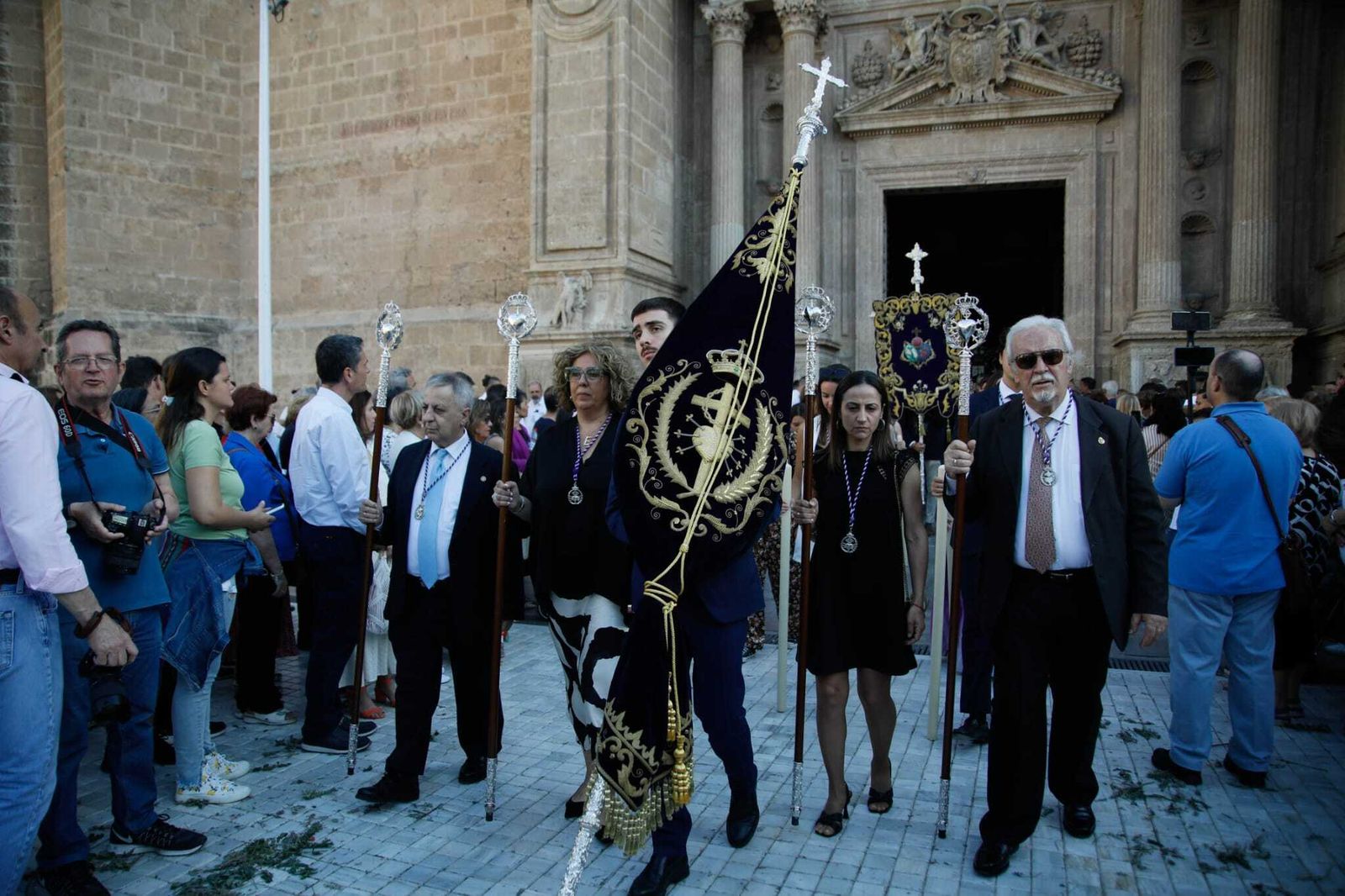 Imágenes de la procesión del Corpus Christi en Almería: así han sido la misa y la posterior marcha por la capital