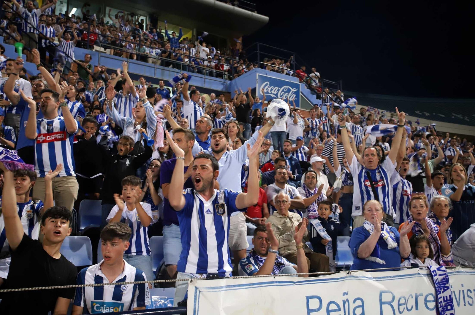 Imágenes del gran ambiente en el Nuevo Colombino en el ascenso del Recre