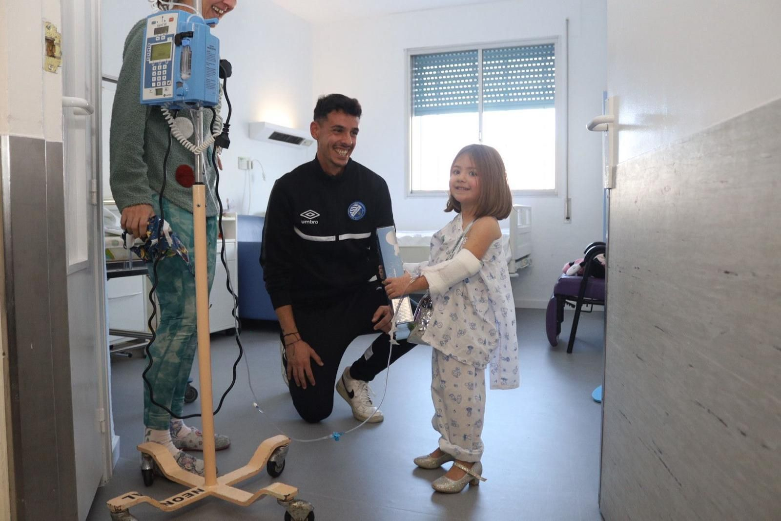 El Xerez DFC entrega regalos a los niños ingresados en el Hospital de Jerez