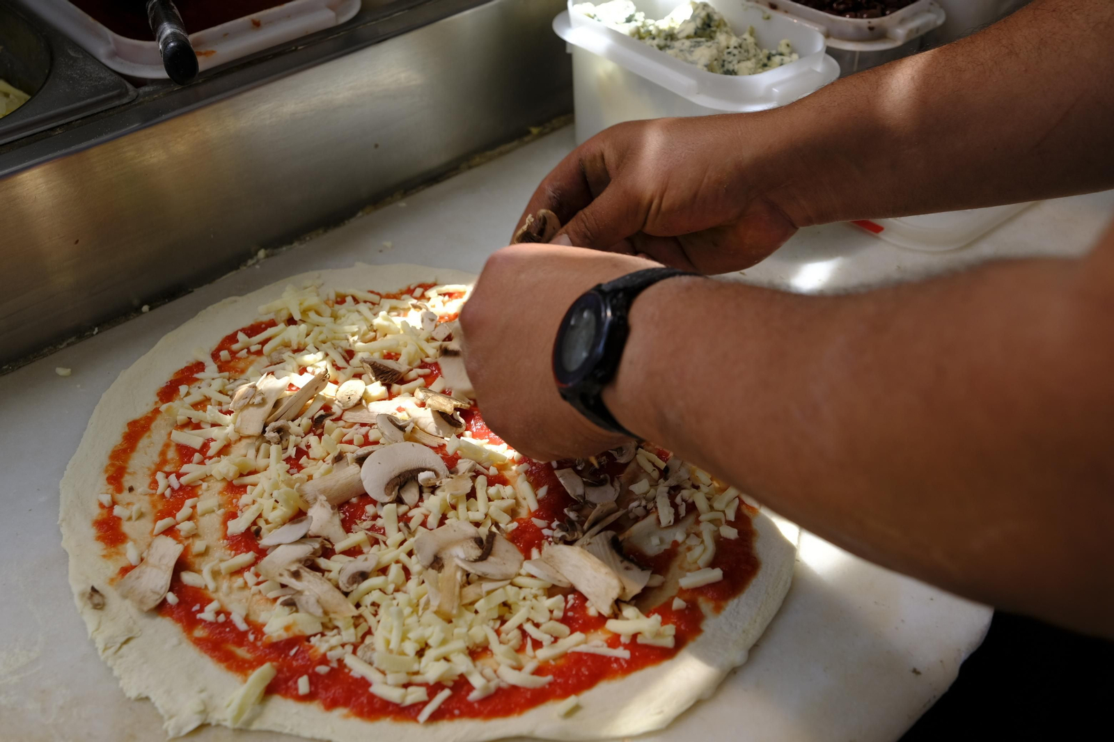 Fotogalería de la Pizzeria La Trattoria, 20 años de vida. Almería