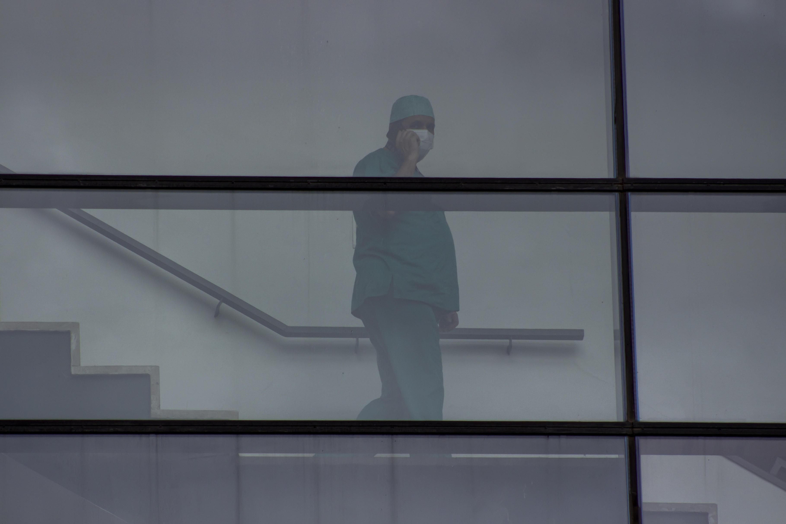 Un enfermero habla por su móvil en el Hospital San Cecilio de Granada