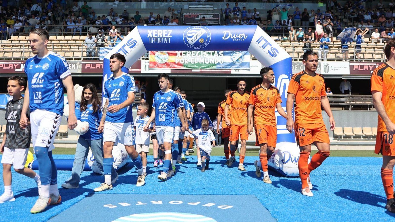Los jugadores del Xerez DFC y del Xerez CD saltan al terreno de juego.
