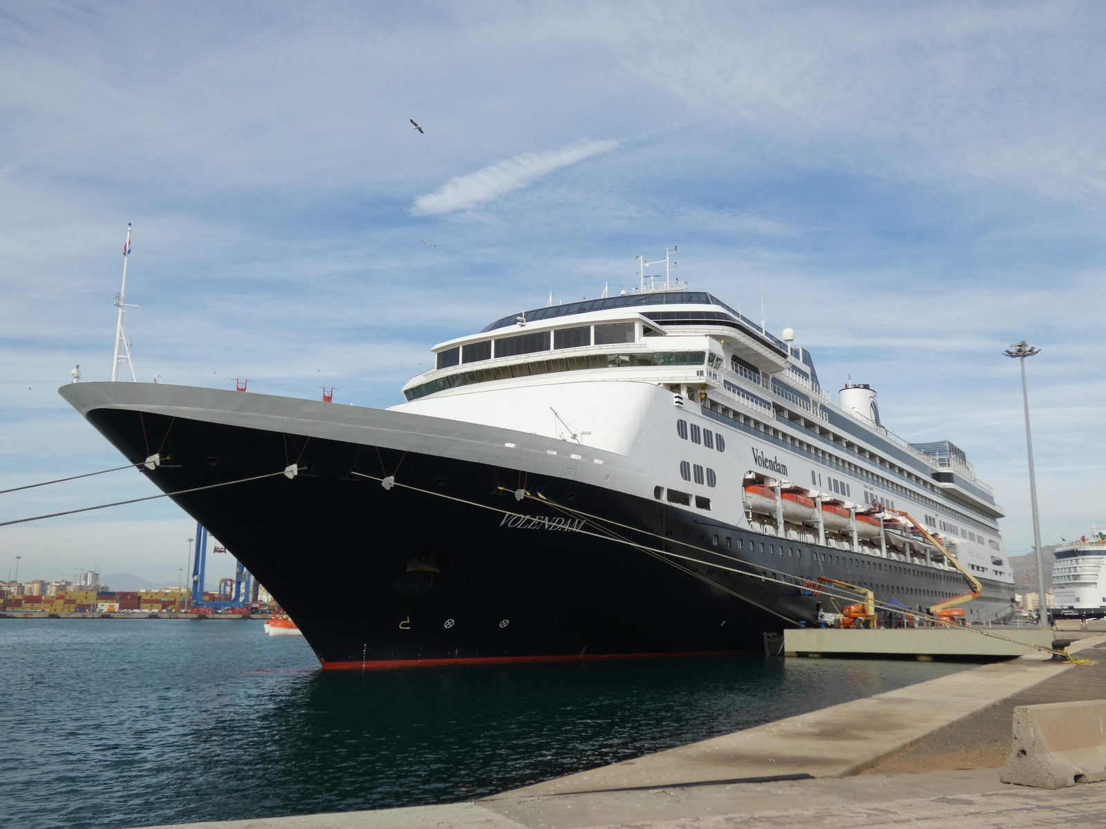 Buque de crucero 'Volendam'  este martes en su primera escala malagueña con pasajeros.