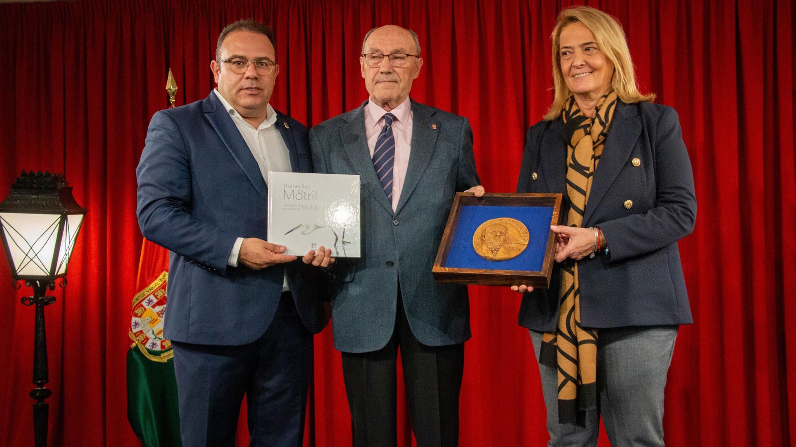 El alcalde de Almuñécar y la alcaldesa de Motril junto al presidente de la Casa de Granada en Madrid