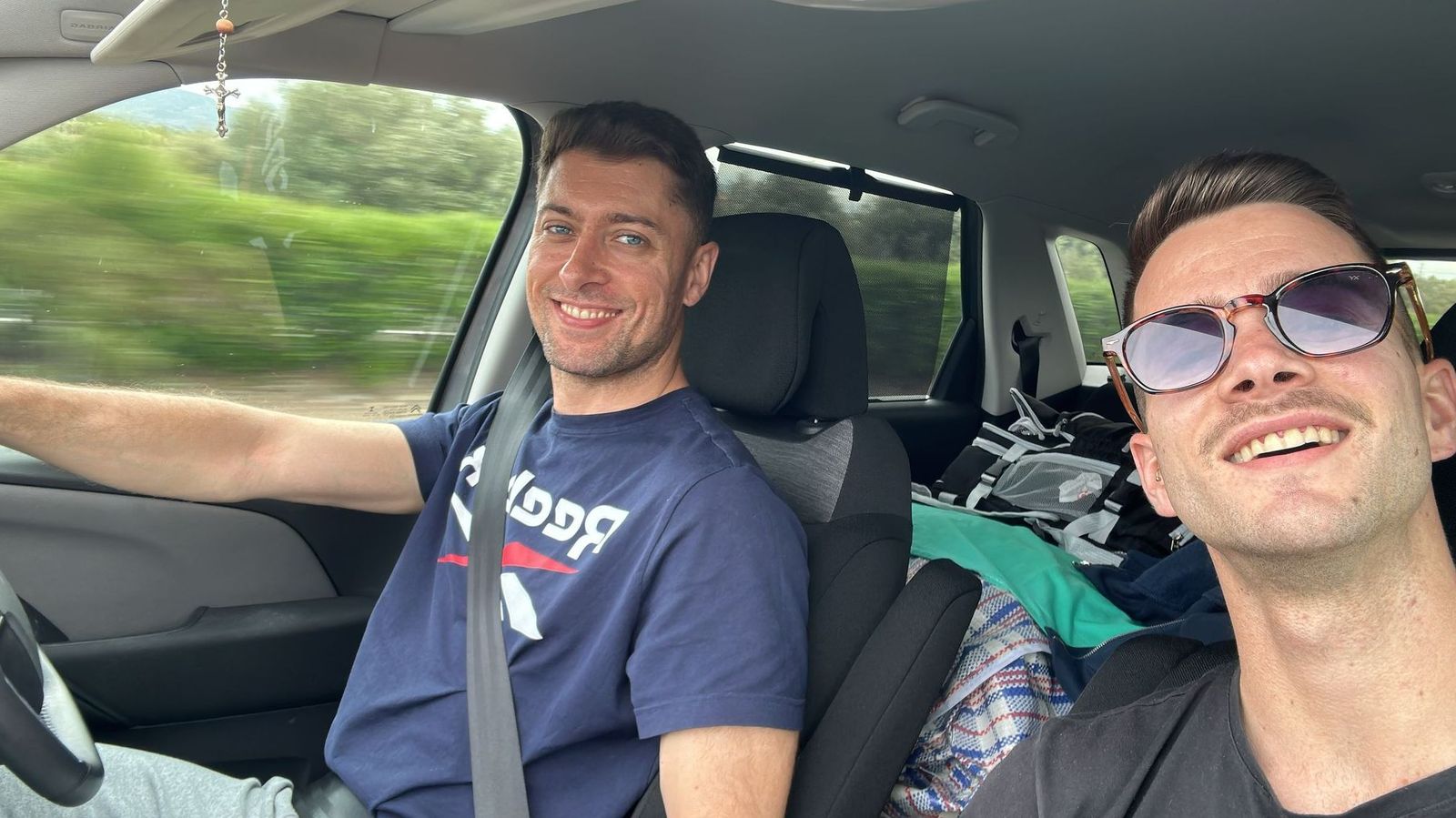 Miguel Ángel, a la derecha, junto a Jesús camino a Roma en coche