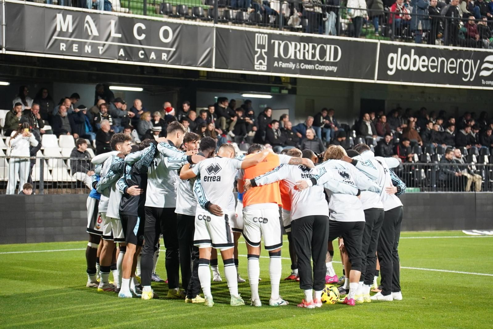 Los jugadores del castellón hacen piña antes de enfrentarse al Mirandés.