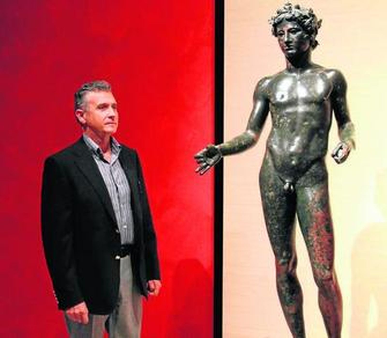 Paulino Plata, ayer, junto al Efebo de Antequera en el Palacio Episcopal.