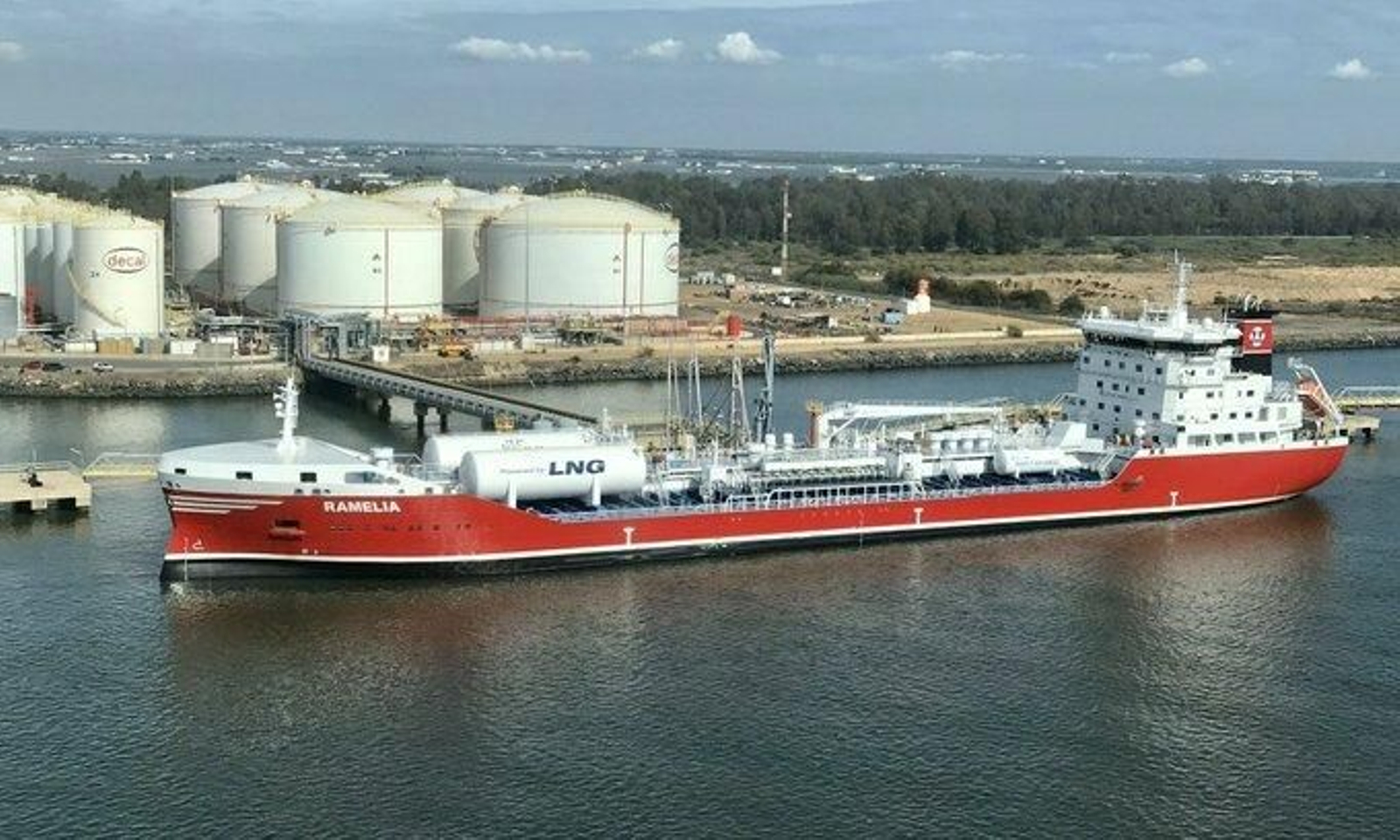 Un buque de Gas Natural Licuado en el muelle de Decal del Puerto de Huelva.