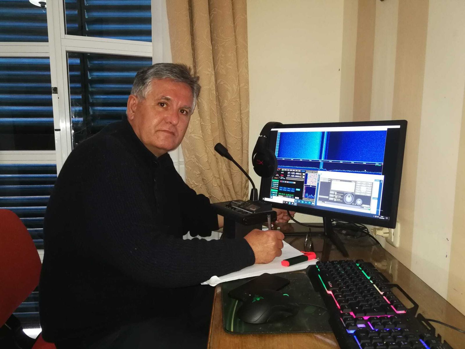 El radioaficionado EA7KJJ, en el momento de activar una retransmisión.