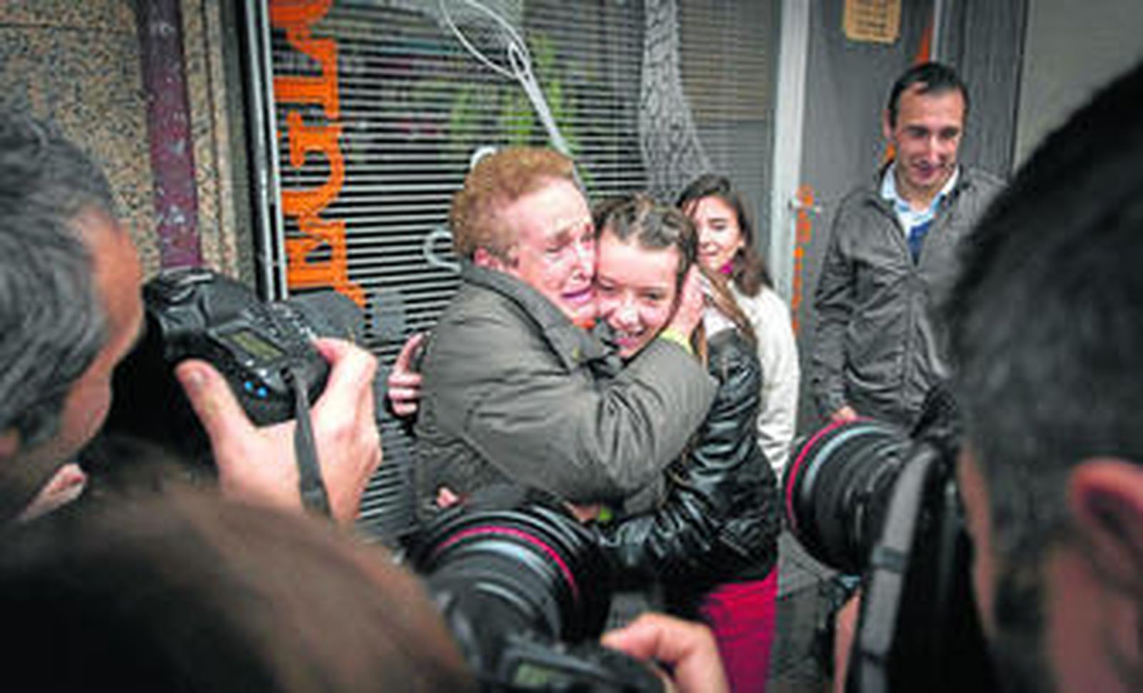 Vecinos de Alcalá de Henares muestran su emoción con risas y llantos ante los objetivos de las cámaras.