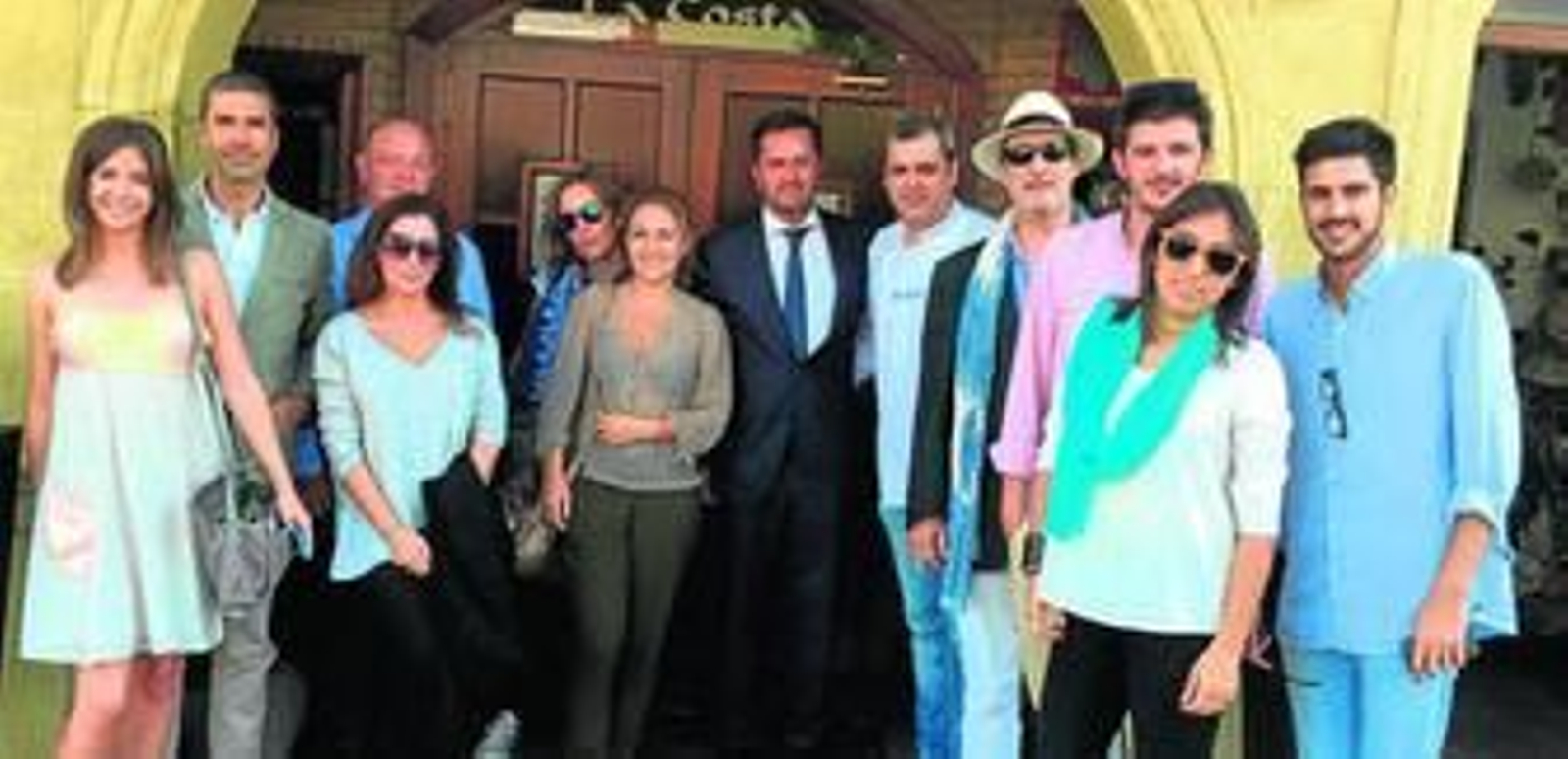 Los periodistas, a las puertas del restaurante La Costa (con una estrella Michelín), con su cocinero y el alcalde.